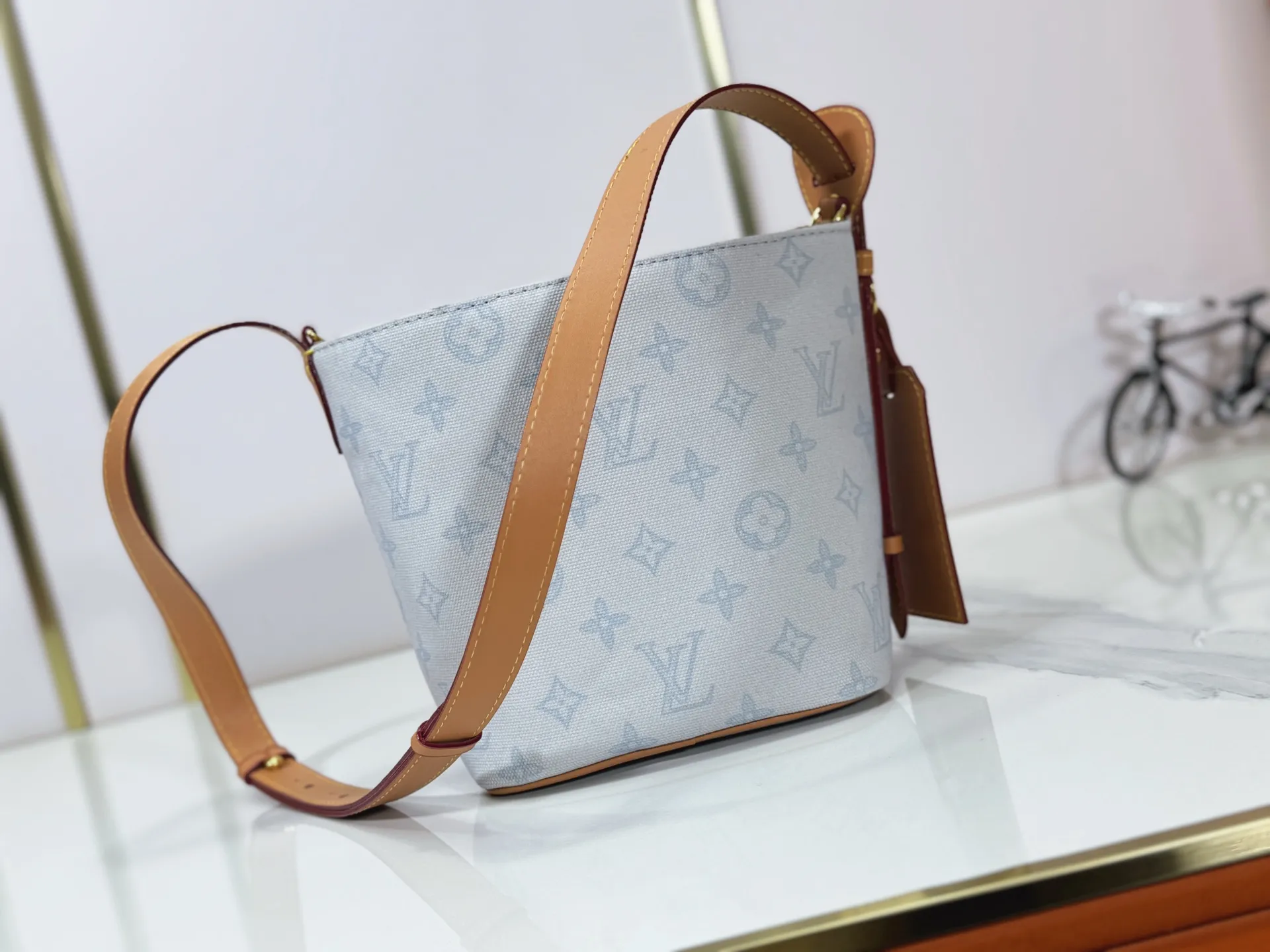 P220 upgraded original M27529 M12925 M12926 M13480 M13044 M14356 M13045 M13089 This All In BB handbag is made of Monogram canvas with shiny metal parts, and the iconic pendant and nameplate highlight the classic style. The adjustable shoulder strap continues the brand's trunk-making heritage, and the leather shoulder strap adds cross-body and shoulder carry options. The foldable design enables the silhouette to be retracted and retracted freely, providing ample space for daily use. 16.0 x 18.0 x 12.0 cm (length x height x width)