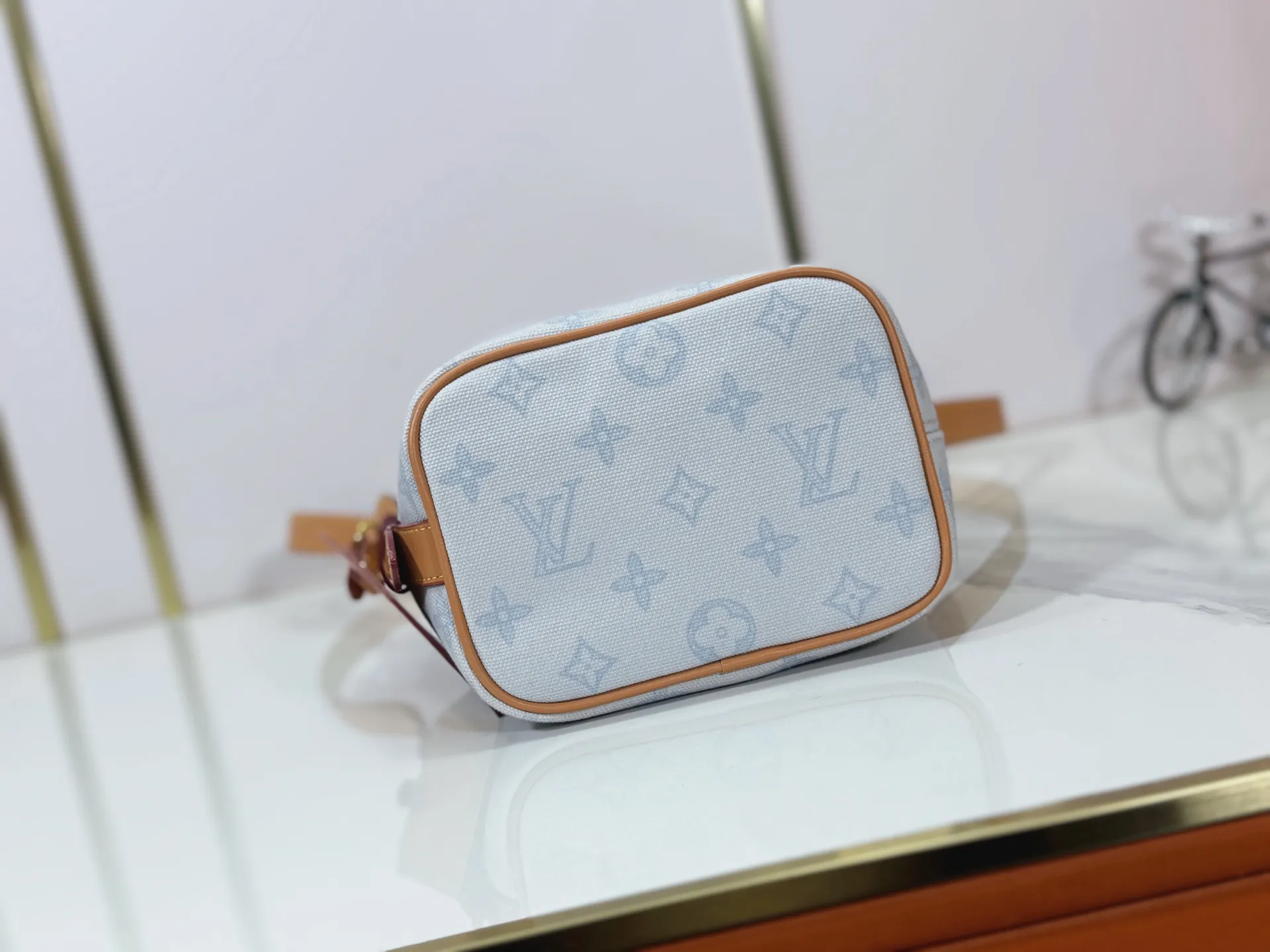 P220 upgraded original M27529 M12925 M12926 M13480 M13044 M14356 M13045 M13089 This All In BB handbag is made of Monogram canvas with shiny metal parts, and the iconic pendant and nameplate highlight the classic style. The adjustable shoulder strap continues the brand's trunk-making heritage, and the leather shoulder strap adds cross-body and shoulder carry options. The foldable design enables the silhouette to be retracted and retracted freely, providing ample space for daily use. 16.0 x 18.0 x 12.0 cm (length x height x width)