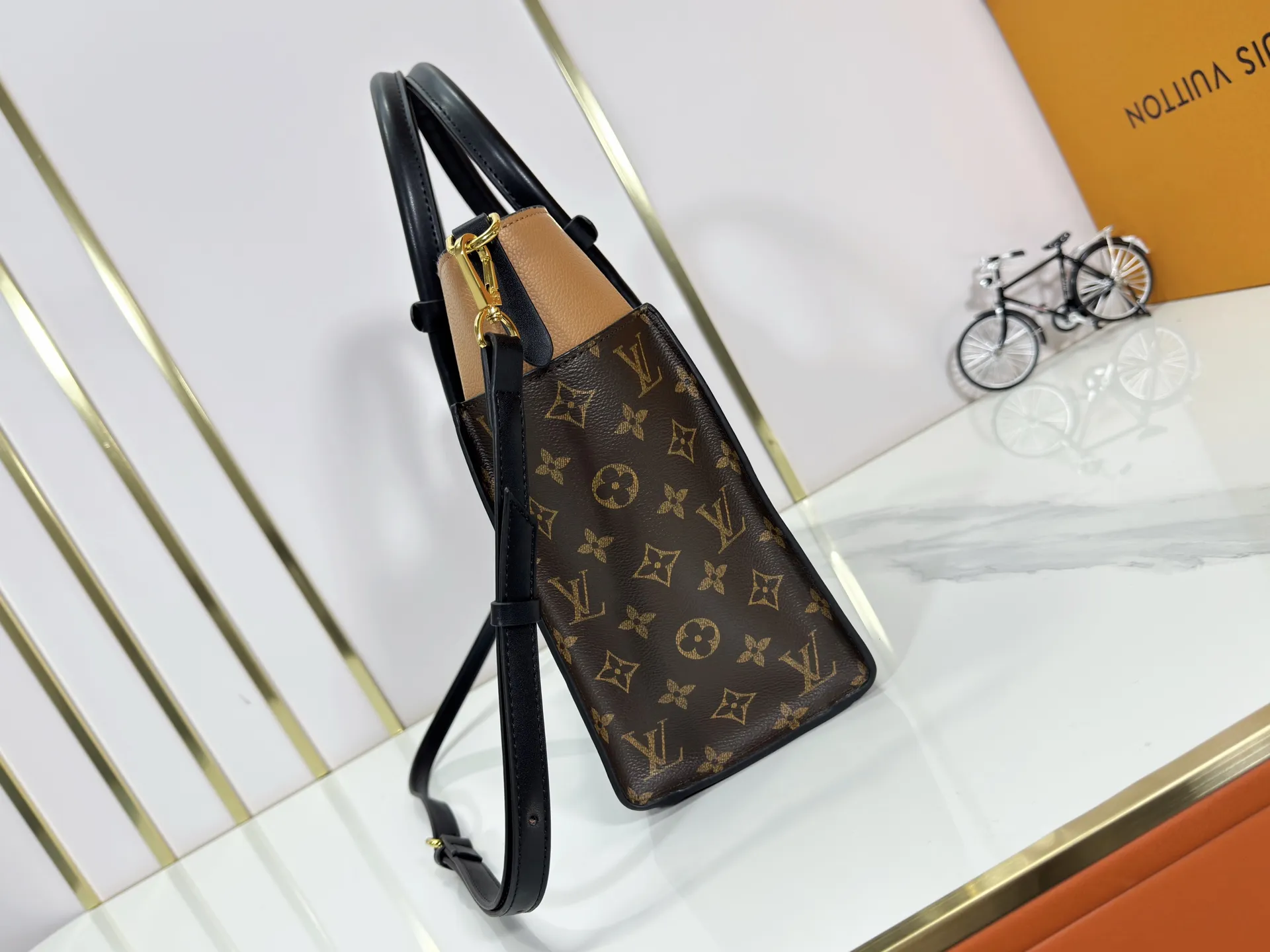 P360 upgraded original M53826 M53826 M53825 M53824 M53823On My Side handbag shows the elegant fusion of calfskin and classic Monogram canvas. Contrasting canvas shapes the large outer pocket, creating a trompe l'oeil effect as if two handbags merge into one. Plenty of space can easily accommodate office needs, and the adjustable shoulder strap allows for a cross-body style. Dimensions: 30.5 x 24.5 x 14 cm (Length x Height x Width) - Calfskin and Monogram coated canvas - Cowhide leather trim - Microfiber lining - 2 top handles for hand or elbow carry - Adjustable shoulder strap for shoulder or cross-body wear - Lock closure - 2 outer pockets with magnetic closure - Zip pocket - 1 patch pocket