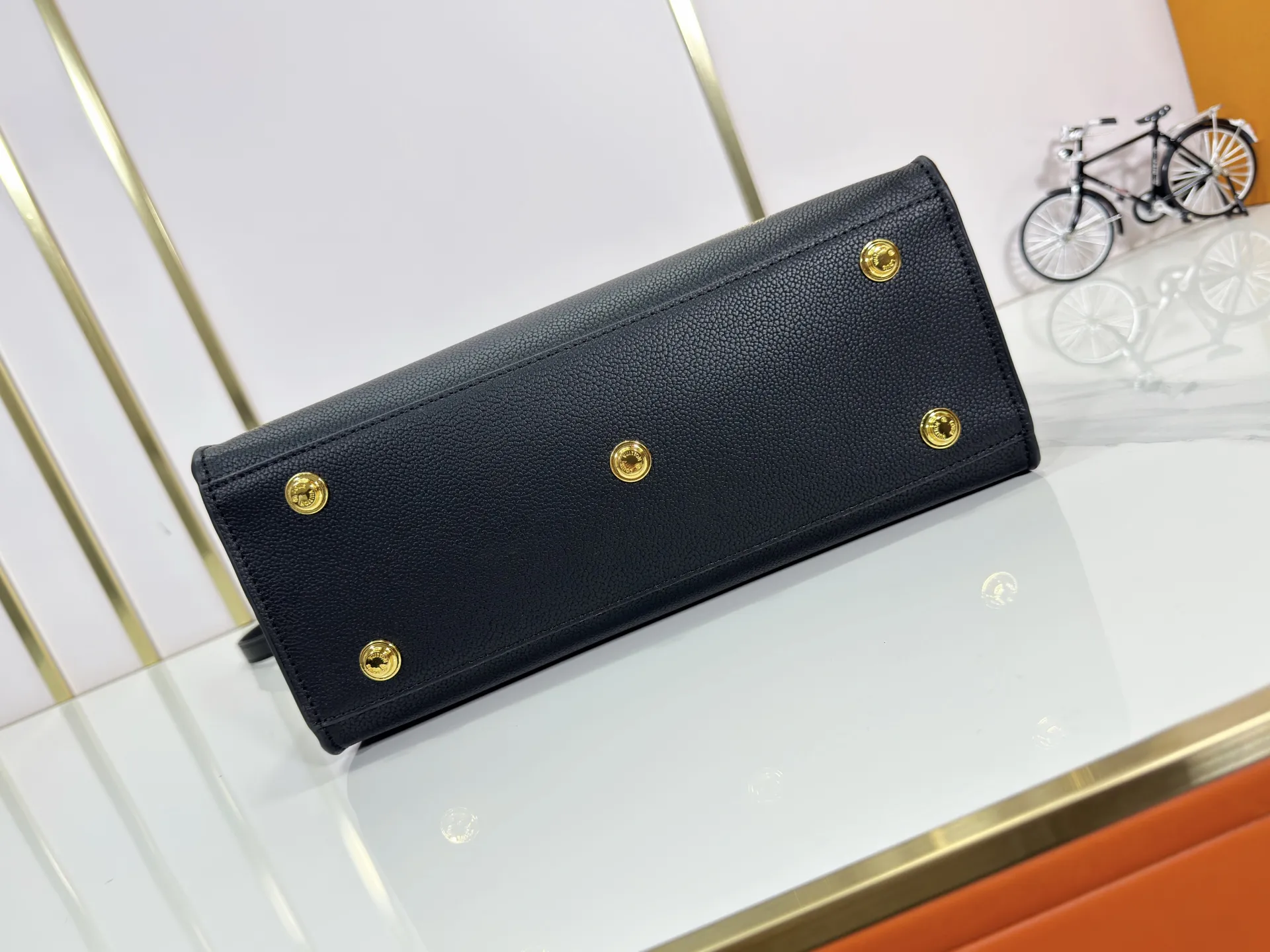 P360 upgraded original M53826 M53826 M53825 M53824 M53823On My Side handbag shows the elegant fusion of calfskin and classic Monogram canvas. Contrasting canvas shapes the large outer pocket, creating a trompe l'oeil effect as if two handbags merge into one. Plenty of space can easily accommodate office needs, and the adjustable shoulder strap allows for a cross-body style. Dimensions: 30.5 x 24.5 x 14 cm (Length x Height x Width) - Calfskin and Monogram coated canvas - Cowhide leather trim - Microfiber lining - 2 top handles for hand or elbow carry - Adjustable shoulder strap for shoulder or cross-body wear - Lock closure - 2 outer pockets with magnetic closure - Zip pocket - 1 patch pocket