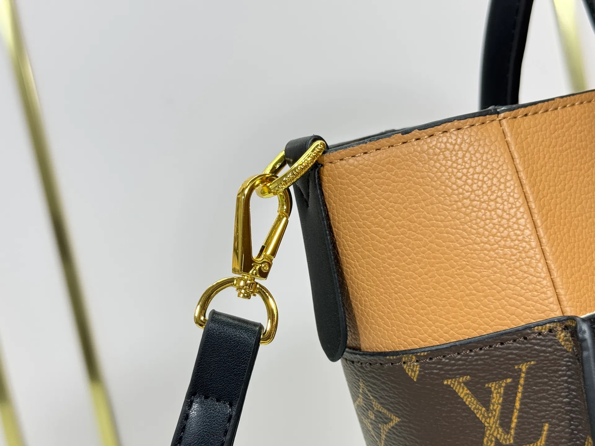 P360 upgraded original M53826 M53826 M53825 M53824 M53823On My Side handbag shows the elegant fusion of calfskin and classic Monogram canvas. Contrasting canvas shapes the large outer pocket, creating a trompe l'oeil effect as if two handbags merge into one. Plenty of space can easily accommodate office needs, and the adjustable shoulder strap allows for a cross-body style. Dimensions: 30.5 x 24.5 x 14 cm (Length x Height x Width) - Calfskin and Monogram coated canvas - Cowhide leather trim - Microfiber lining - 2 top handles for hand or elbow carry - Adjustable shoulder strap for shoulder or cross-body wear - Lock closure - 2 outer pockets with magnetic closure - Zip pocket - 1 patch pocket