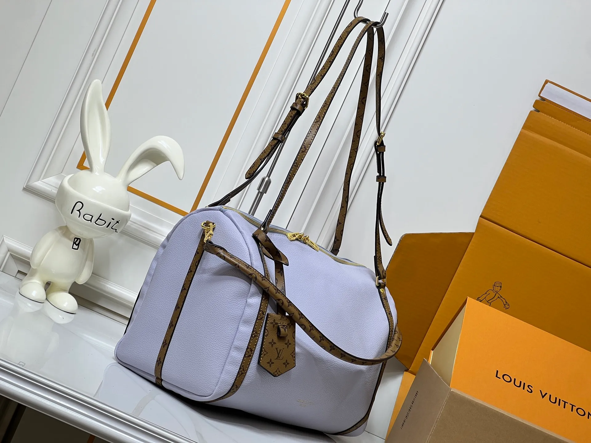 Batch 280💰Upgraded original M26037 M26451 M26359 M26397 M26358 M26039 M26905 M26360 M13668 M13667 This season's Express medium handbag is specially crafted for modern women. This iconic design features a calfskin body with Monogram canvas trim. The Monogram jacquard lining pays homage to the brand's long heritage, making it a perfect choice for urban life and can be worn in various ways. The key bag and padlock are the finishing touches, adding subtle details to the overall design. Dimensions: 36 x 24 x 18.5 (cm) ((length x height x width)