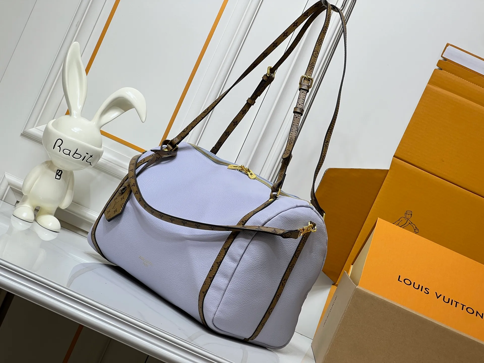 Batch 280💰Upgraded original M26037 M26451 M26359 M26397 M26358 M26039 M26905 M26360 M13668 M13667 This season's Express medium handbag is specially crafted for modern women. This iconic design features a calfskin body with Monogram canvas trim. The Monogram jacquard lining pays homage to the brand's long heritage, making it a perfect choice for urban life and can be worn in various ways. The key bag and padlock are the finishing touches, adding subtle details to the overall design. Dimensions: 36 x 24 x 18.5 (cm) ((length x height x width)