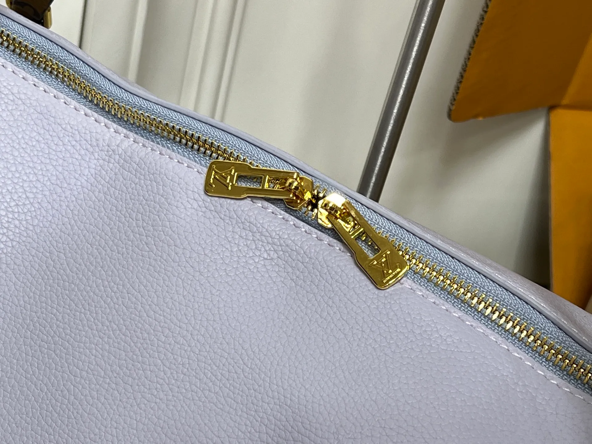 Batch 280💰Upgraded original M26037 M26451 M26359 M26397 M26358 M26039 M26905 M26360 M13668 M13667 This season's Express medium handbag is specially crafted for modern women. This iconic design features a calfskin body with Monogram canvas trim. The Monogram jacquard lining pays homage to the brand's long heritage, making it a perfect choice for urban life and can be worn in various ways. The key bag and padlock are the finishing touches, adding subtle details to the overall design. Dimensions: 36 x 24 x 18.5 (cm) ((length x height x width)