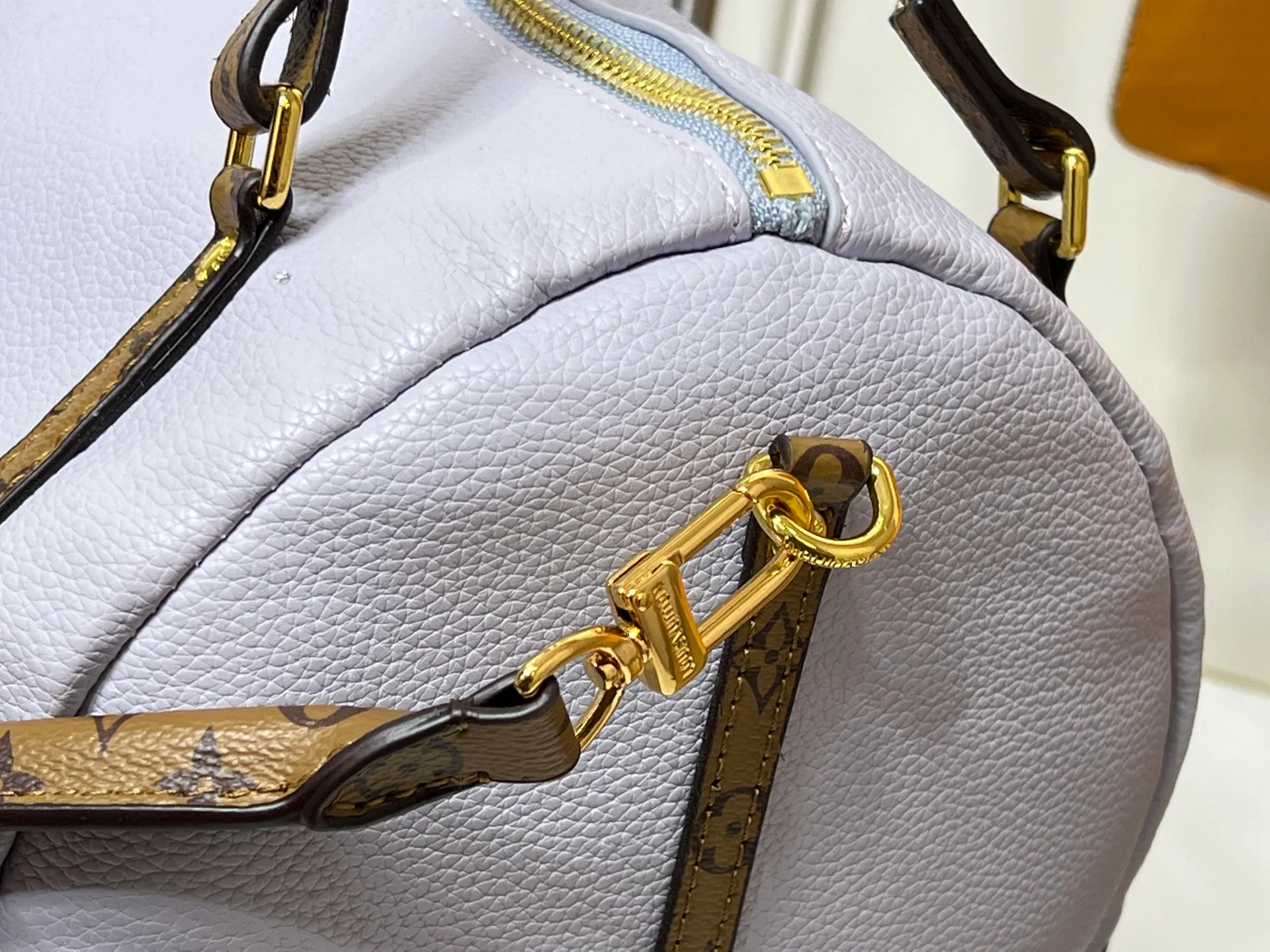 Batch 280💰Upgraded original M26037 M26451 M26359 M26397 M26358 M26039 M26905 M26360 M13668 M13667 This season's Express medium handbag is specially crafted for modern women. This iconic design features a calfskin body with Monogram canvas trim. The Monogram jacquard lining pays homage to the brand's long heritage, making it a perfect choice for urban life and can be worn in various ways. The key bag and padlock are the finishing touches, adding subtle details to the overall design. Dimensions: 36 x 24 x 18.5 (cm) ((length x height x width)