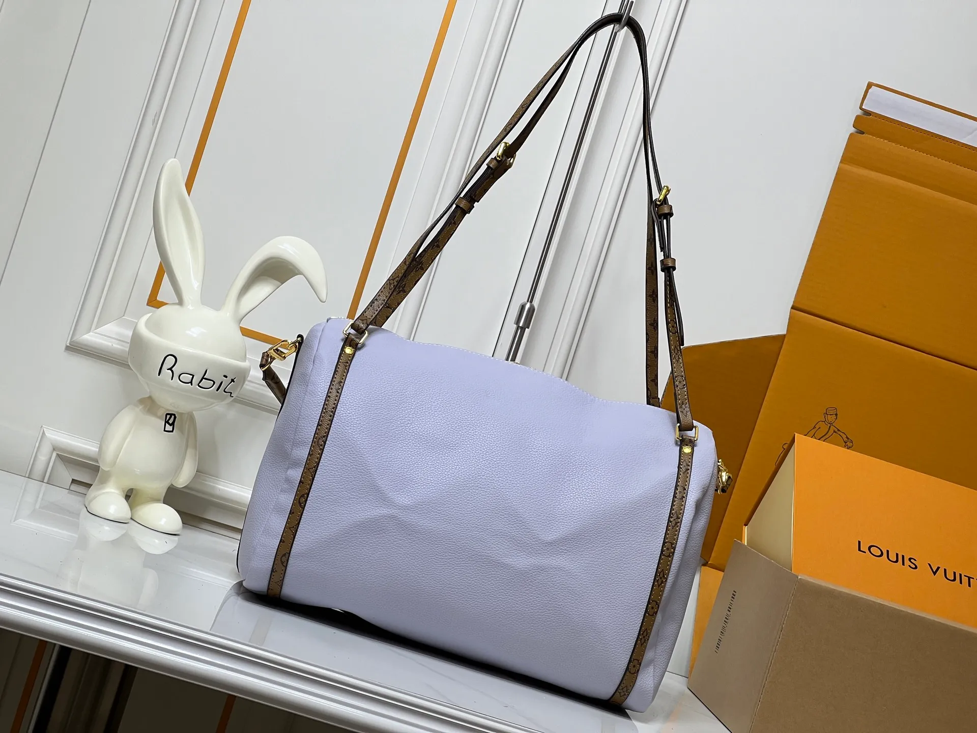 Batch 280💰Upgraded original M26037 M26451 M26359 M26397 M26358 M26039 M26905 M26360 M13668 M13667 This season's Express medium handbag is specially crafted for modern women. This iconic design features a calfskin body with Monogram canvas trim. The Monogram jacquard lining pays homage to the brand's long heritage, making it a perfect choice for urban life and can be worn in various ways. The key bag and padlock are the finishing touches, adding subtle details to the overall design. Dimensions: 36 x 24 x 18.5 (cm) ((length x height x width)