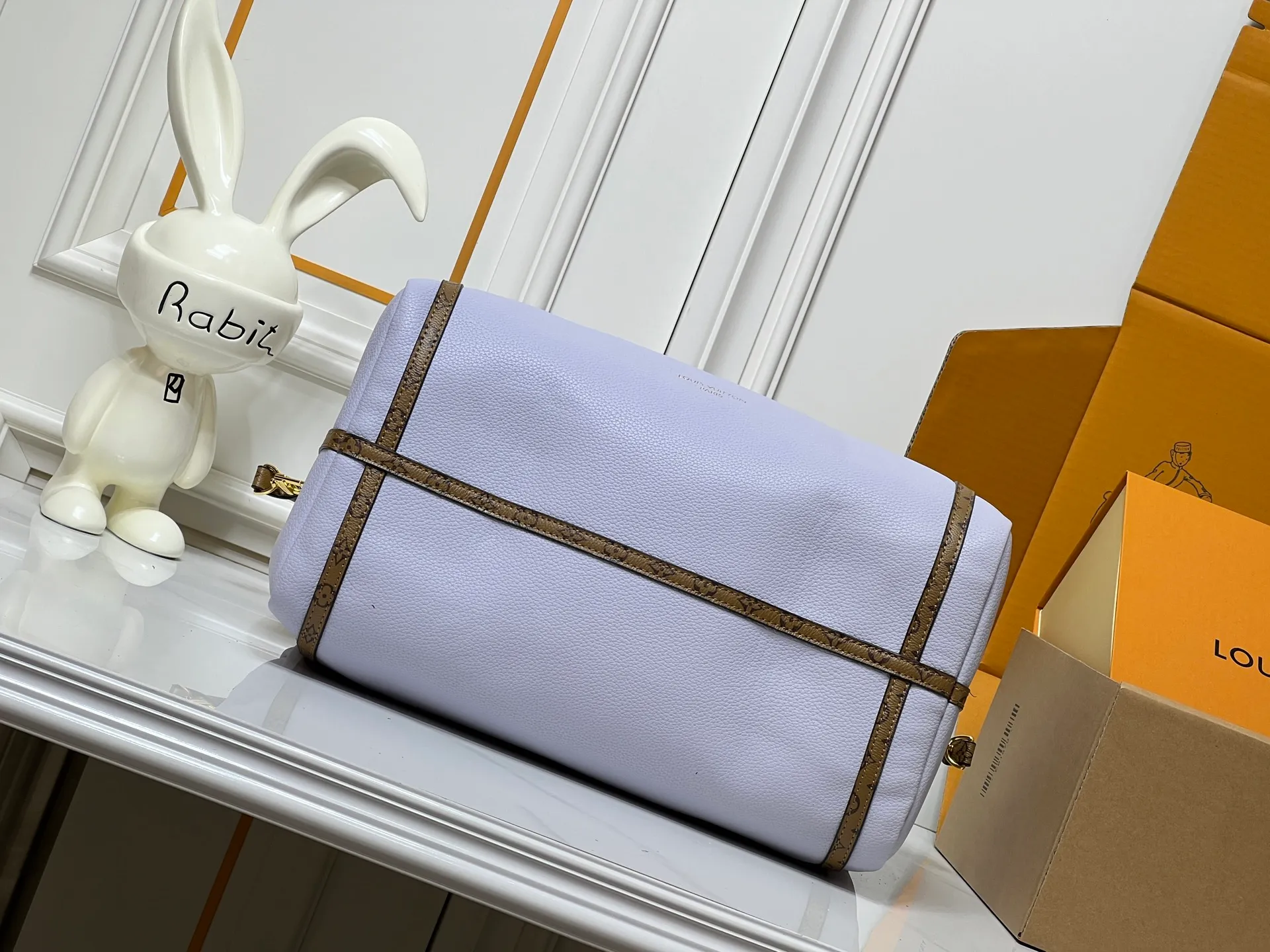 Batch 280💰Upgraded original M26037 M26451 M26359 M26397 M26358 M26039 M26905 M26360 M13668 M13667 This season's Express medium handbag is specially crafted for modern women. This iconic design features a calfskin body with Monogram canvas trim. The Monogram jacquard lining pays homage to the brand's long heritage, making it a perfect choice for urban life and can be worn in various ways. The key bag and padlock are the finishing touches, adding subtle details to the overall design. Dimensions: 36 x 24 x 18.5 (cm) ((length x height x width)