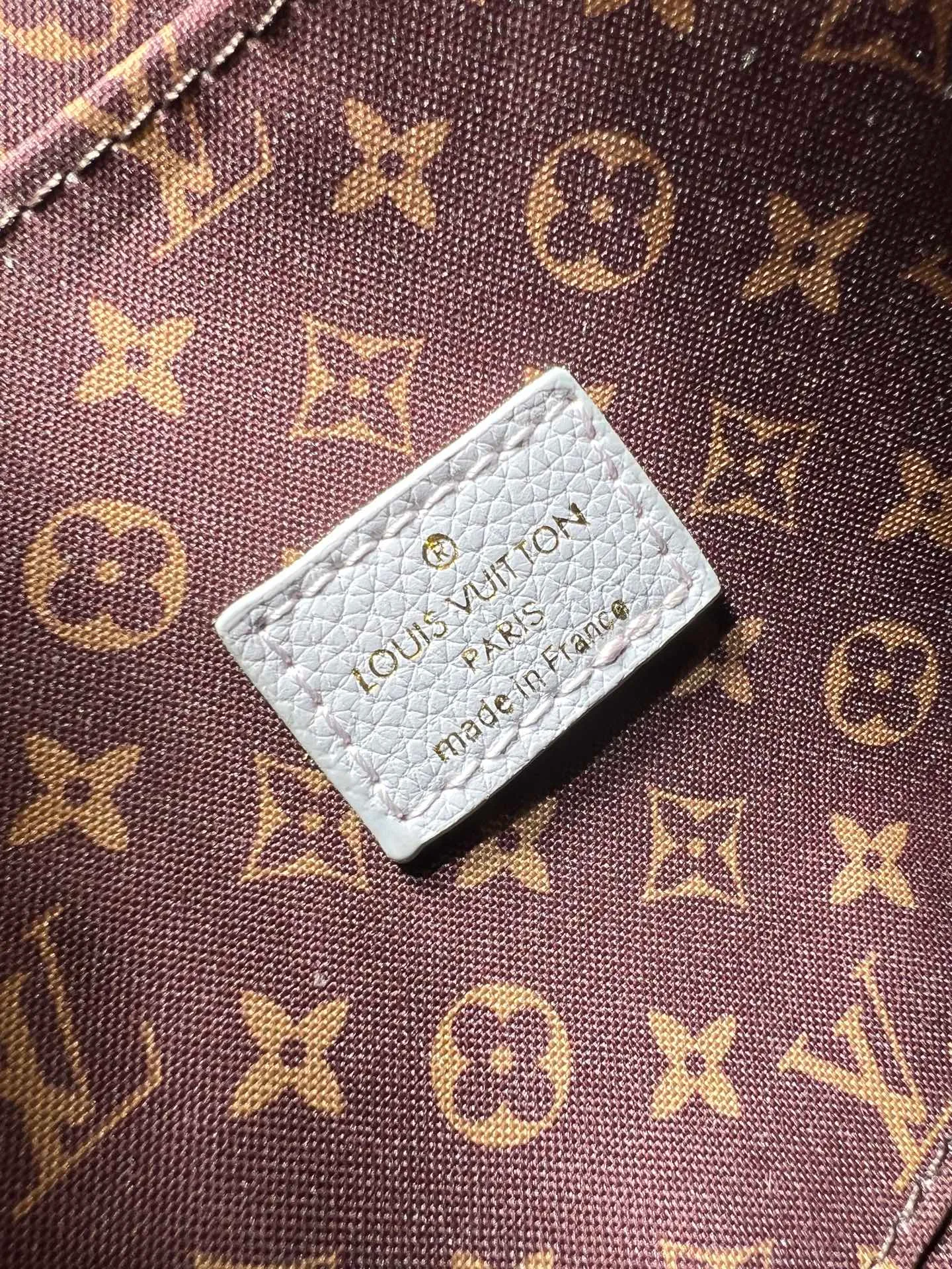 Batch 280💰Upgraded original M26037 M26451 M26359 M26397 M26358 M26039 M26905 M26360 M13668 M13667 This season's Express medium handbag is specially crafted for modern women. This iconic design features a calfskin body with Monogram canvas trim. The Monogram jacquard lining pays homage to the brand's long heritage, making it a perfect choice for urban life and can be worn in various ways. The key bag and padlock are the finishing touches, adding subtle details to the overall design. Dimensions: 36 x 24 x 18.5 (cm) ((length x height x width)