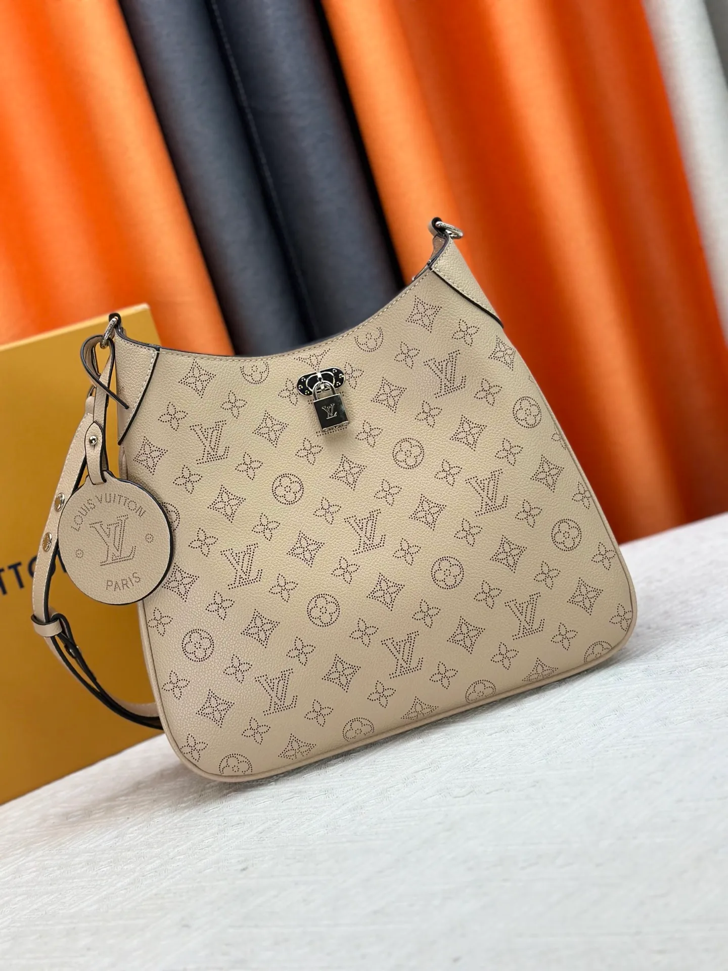 P260 Upgraded from the original M14617. This All Around medium-sized handbag is made of engraved leather tracing the Monogram perforation pattern, and the Yingze padlock magnetic clasp upgrades the classic charm. The LV leather decoration highlights the ingenious details. Whether worn cross-body or on the shoulder, it can elegantly brighten up daily looks. Dimensions: 28.0 x 25.0 x 8.0 cm (length x height x width)