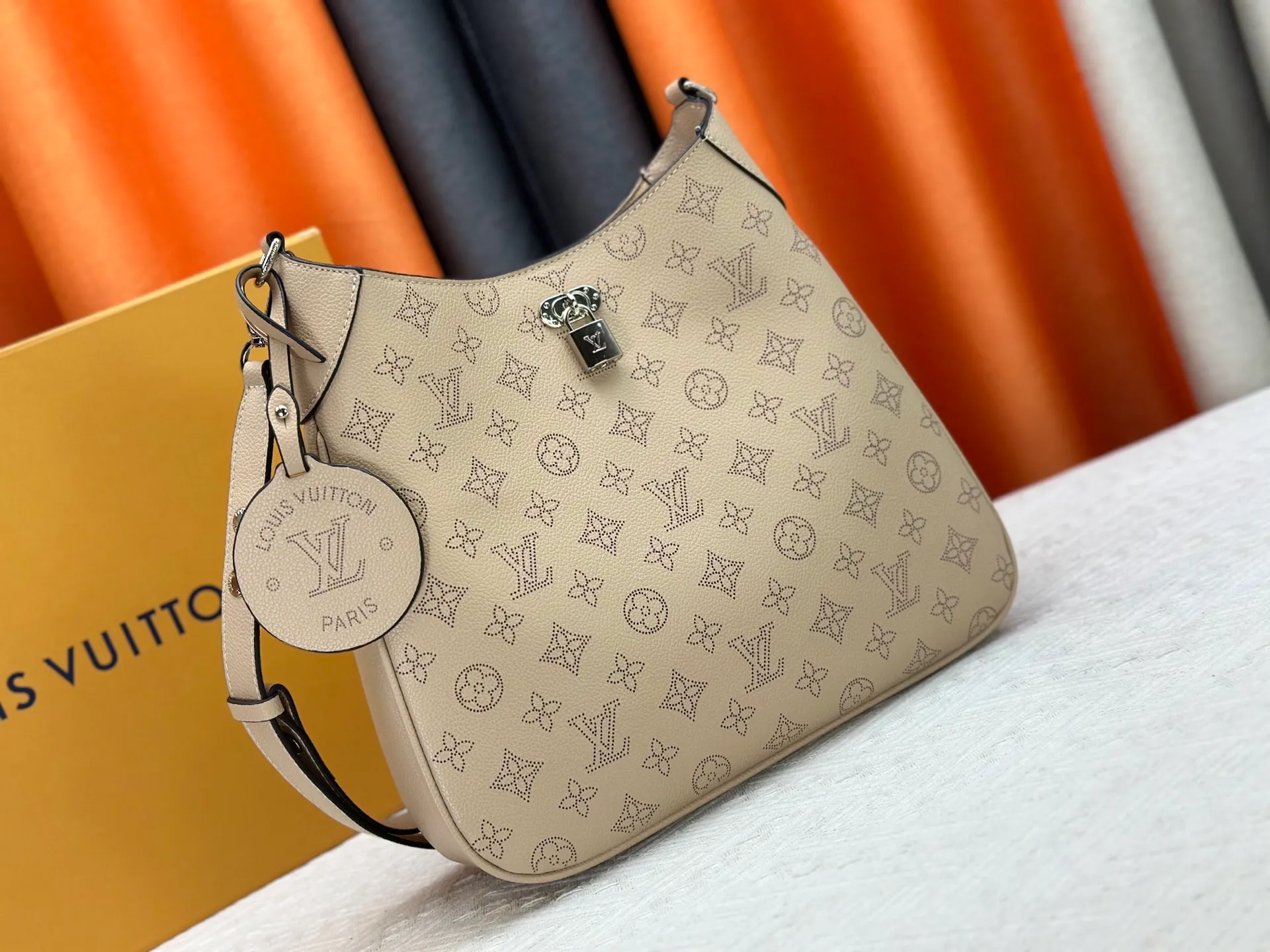 P260 Upgraded from the original M14617. This All Around medium-sized handbag is made of engraved leather tracing the Monogram perforation pattern, and the Yingze padlock magnetic clasp upgrades the classic charm. The LV leather decoration highlights the ingenious details. Whether worn cross-body or on the shoulder, it can elegantly brighten up daily looks. Dimensions: 28.0 x 25.0 x 8.0 cm (length x height x width)