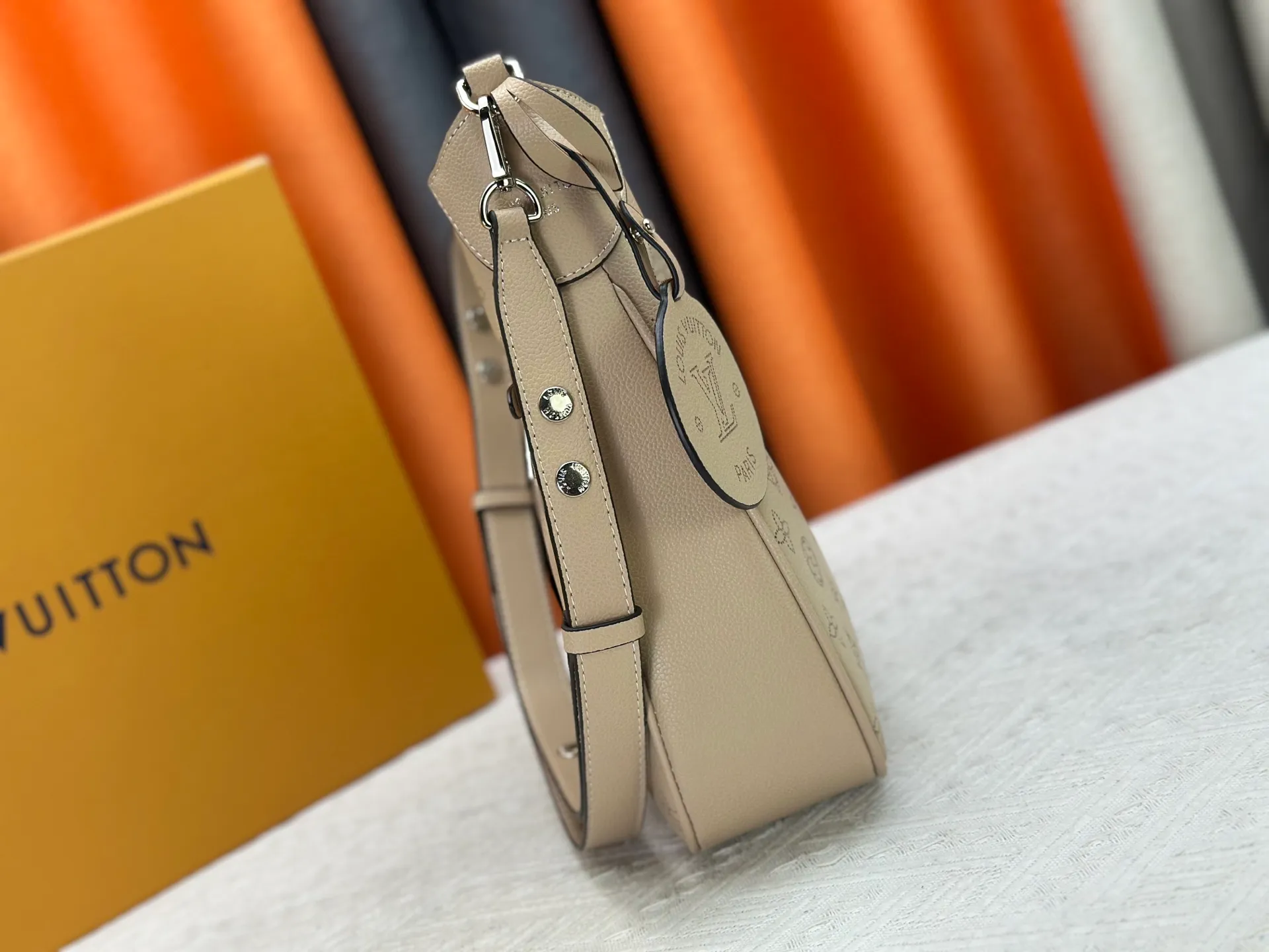 P260 Upgraded from the original M14617. This All Around medium-sized handbag is made of engraved leather tracing the Monogram perforation pattern, and the Yingze padlock magnetic clasp upgrades the classic charm. The LV leather decoration highlights the ingenious details. Whether worn cross-body or on the shoulder, it can elegantly brighten up daily looks. Dimensions: 28.0 x 25.0 x 8.0 cm (length x height x width)