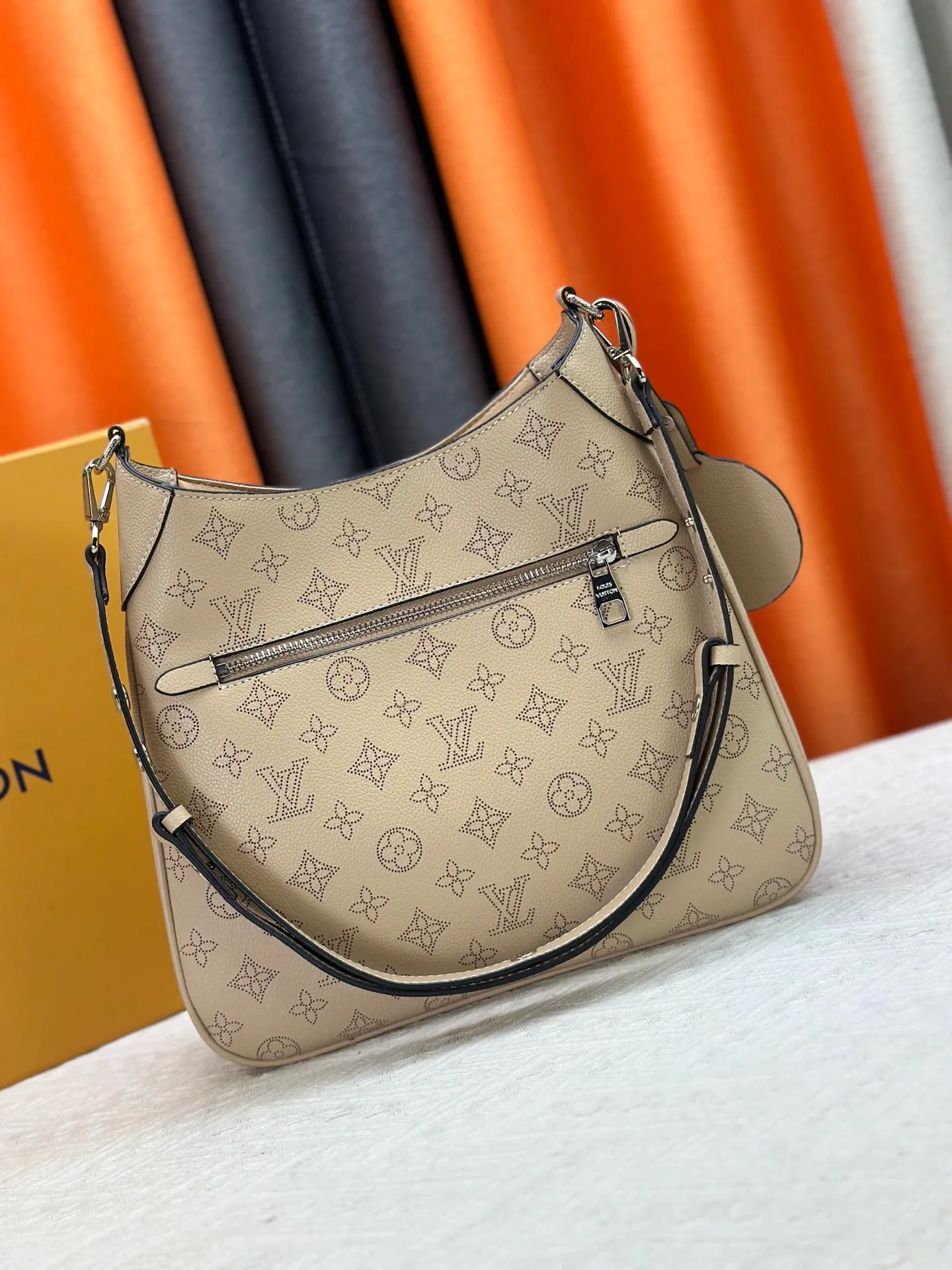 P260 Upgraded from the original M14617. This All Around medium-sized handbag is made of engraved leather tracing the Monogram perforation pattern, and the Yingze padlock magnetic clasp upgrades the classic charm. The LV leather decoration highlights the ingenious details. Whether worn cross-body or on the shoulder, it can elegantly brighten up daily looks. Dimensions: 28.0 x 25.0 x 8.0 cm (length x height x width)