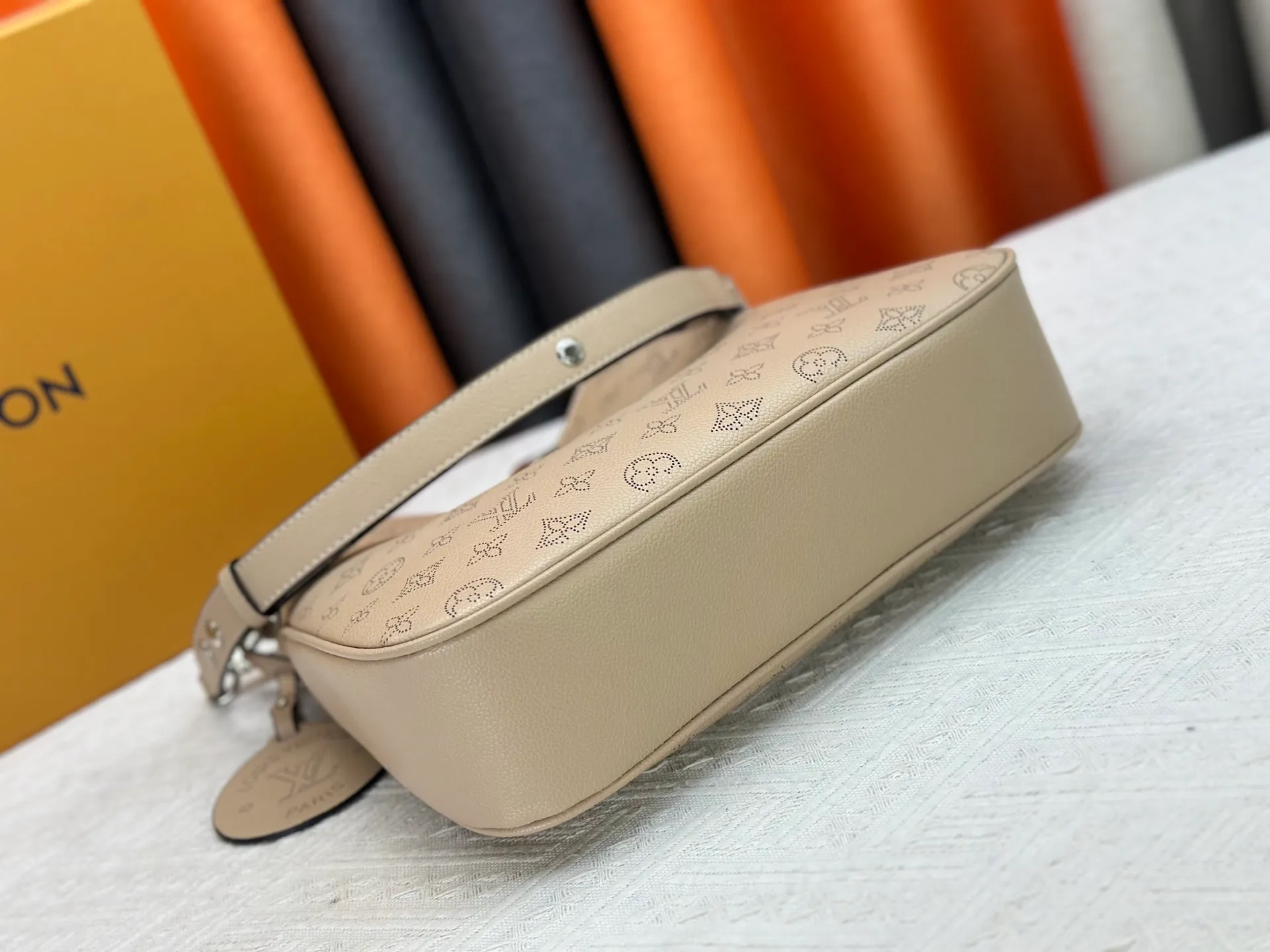 P260 Upgraded from the original M14617. This All Around medium-sized handbag is made of engraved leather tracing the Monogram perforation pattern, and the Yingze padlock magnetic clasp upgrades the classic charm. The LV leather decoration highlights the ingenious details. Whether worn cross-body or on the shoulder, it can elegantly brighten up daily looks. Dimensions: 28.0 x 25.0 x 8.0 cm (length x height x width)