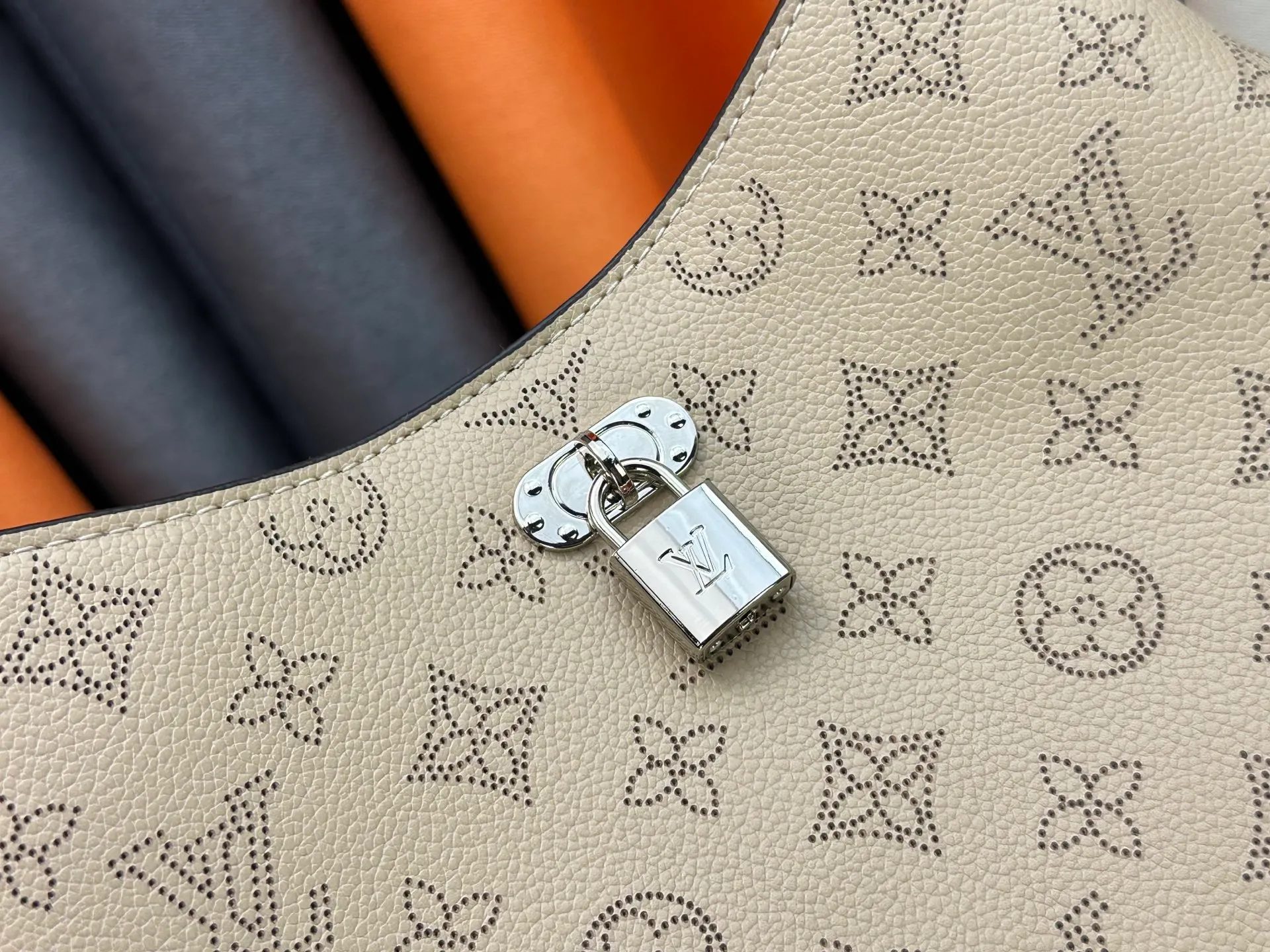 P260 Upgraded from the original M14617. This All Around medium-sized handbag is made of engraved leather tracing the Monogram perforation pattern, and the Yingze padlock magnetic clasp upgrades the classic charm. The LV leather decoration highlights the ingenious details. Whether worn cross-body or on the shoulder, it can elegantly brighten up daily looks. Dimensions: 28.0 x 25.0 x 8.0 cm (length x height x width)