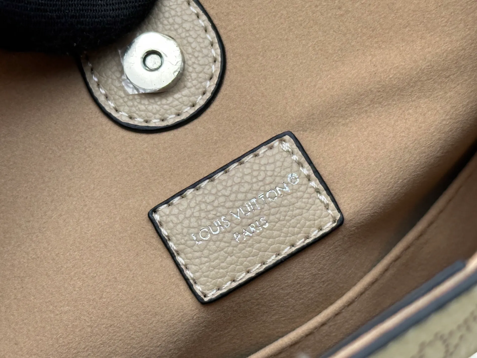 P260 Upgraded from the original M14617. This All Around medium-sized handbag is made of engraved leather tracing the Monogram perforation pattern, and the Yingze padlock magnetic clasp upgrades the classic charm. The LV leather decoration highlights the ingenious details. Whether worn cross-body or on the shoulder, it can elegantly brighten up daily looks. Dimensions: 28.0 x 25.0 x 8.0 cm (length x height x width)