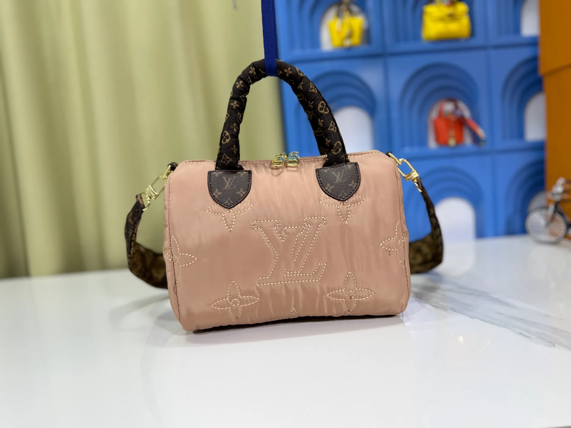 P240 upgraded original M21061 M20937 M59008 This LV Pillow Speedy Bandoulière 25 handbag injects a cool attitude into the brand's classic configuration. Recycled padded nylon has a matte sheen, with Monogram embroidery and Mini Monogram canvas trim. The top handle and shoulder strap are both padded, making it softer, warmer and more comfortable to carry. Dimensions: 25.0 x 19.0 x 15.0 cm (length x height x width)