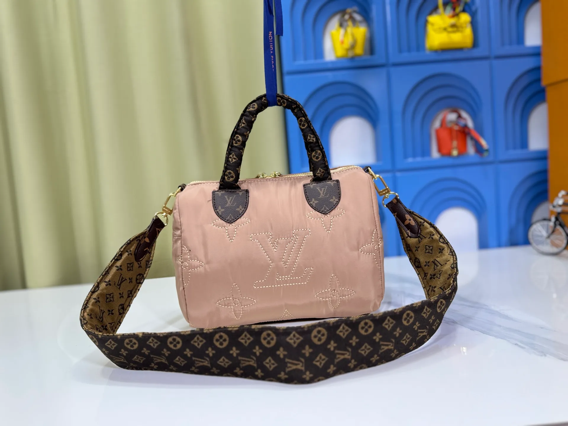 P240 upgraded original M21061 M20937 M59008 This LV Pillow Speedy Bandoulière 25 handbag injects a cool attitude into the brand's classic configuration. Recycled padded nylon has a matte sheen, with Monogram embroidery and Mini Monogram canvas trim. The top handle and shoulder strap are both padded, making it softer, warmer and more comfortable to carry. Dimensions: 25.0 x 19.0 x 15.0 cm (length x height x width)