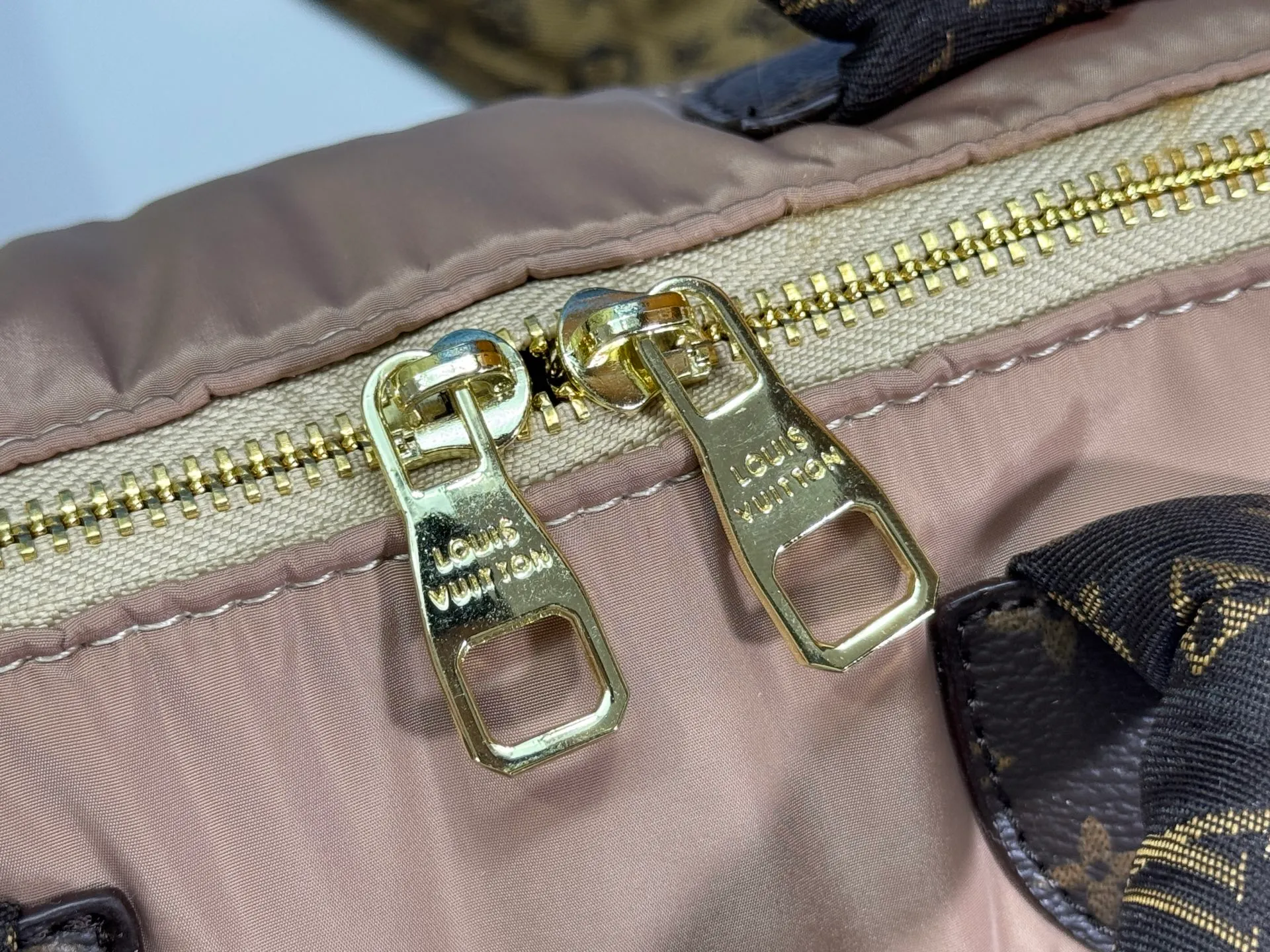 P240 upgraded original M21061 M20937 M59008 This LV Pillow Speedy Bandoulière 25 handbag injects a cool attitude into the brand's classic configuration. Recycled padded nylon has a matte sheen, with Monogram embroidery and Mini Monogram canvas trim. The top handle and shoulder strap are both padded, making it softer, warmer and more comfortable to carry. Dimensions: 25.0 x 19.0 x 15.0 cm (length x height x width)
