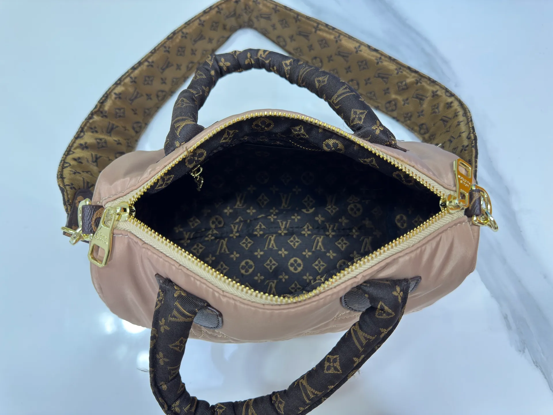P240 upgraded original M21061 M20937 M59008 This LV Pillow Speedy Bandoulière 25 handbag injects a cool attitude into the brand's classic configuration. Recycled padded nylon has a matte sheen, with Monogram embroidery and Mini Monogram canvas trim. The top handle and shoulder strap are both padded, making it softer, warmer and more comfortable to carry. Dimensions: 25.0 x 19.0 x 15.0 cm (length x height x width)