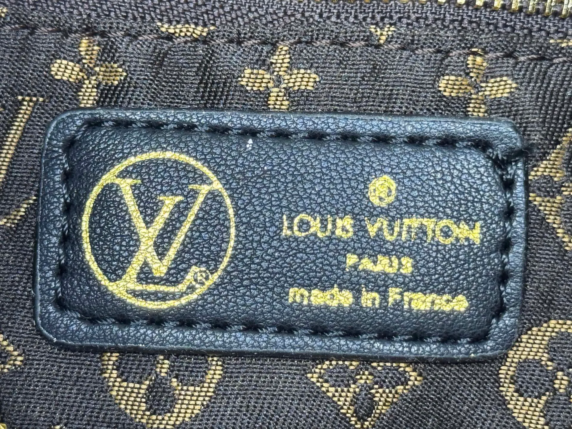 P240 upgraded original M21061 M20937 M59008 This LV Pillow Speedy Bandoulière 25 handbag injects a cool attitude into the brand's classic configuration. Recycled padded nylon has a matte sheen, with Monogram embroidery and Mini Monogram canvas trim. The top handle and shoulder strap are both padded, making it softer, warmer and more comfortable to carry. Dimensions: 25.0 x 19.0 x 15.0 cm (length x height x width)