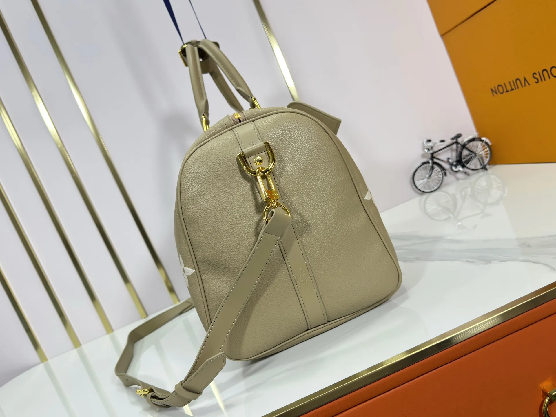P340 upgrades the original M46670 black M46671 green. This Keepall Bandoulière 45 is made of Monogram Empreinte embossed leather, presenting the elegant colors of large Monogram flowers and LV letters. Leather side straps, top handles and a detachable shoulder strap complement the metal hardware. Zippered interior pocket allows for neat storage. 45.0 x 27.0 x 20.0 cm (L x H x W) • Monogram Empreinte embossed leather • Cow leather trim • Microfiber lining • Metal hardware • Carry-on dimensions • Zipper closure • Internal zip pocket • Generous capacity • Removable leather name tag • Shoulder strap: removable, adjustable • Half-length strap: 36.0 cm • Half-length strap adjustable to: 50.0 cm • Handle: Double handle