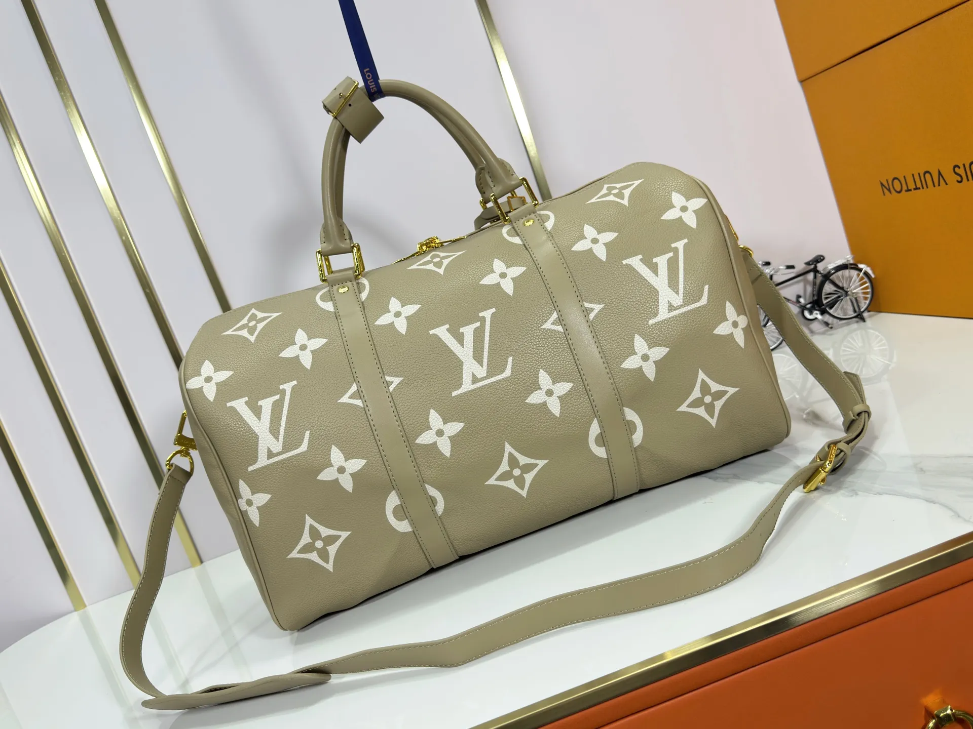 P340 upgrades the original M46670 black M46671 green. This Keepall Bandoulière 45 is made of Monogram Empreinte embossed leather, presenting the elegant colors of large Monogram flowers and LV letters. Leather side straps, top handles and a detachable shoulder strap complement the metal hardware. Zippered interior pocket allows for neat storage. 45.0 x 27.0 x 20.0 cm (L x H x W) • Monogram Empreinte embossed leather • Cow leather trim • Microfiber lining • Metal hardware • Carry-on dimensions • Zipper closure • Internal zip pocket • Generous capacity • Removable leather name tag • Shoulder strap: removable, adjustable • Half-length strap: 36.0 cm • Half-length strap adjustable to: 50.0 cm • Handle: Double handle