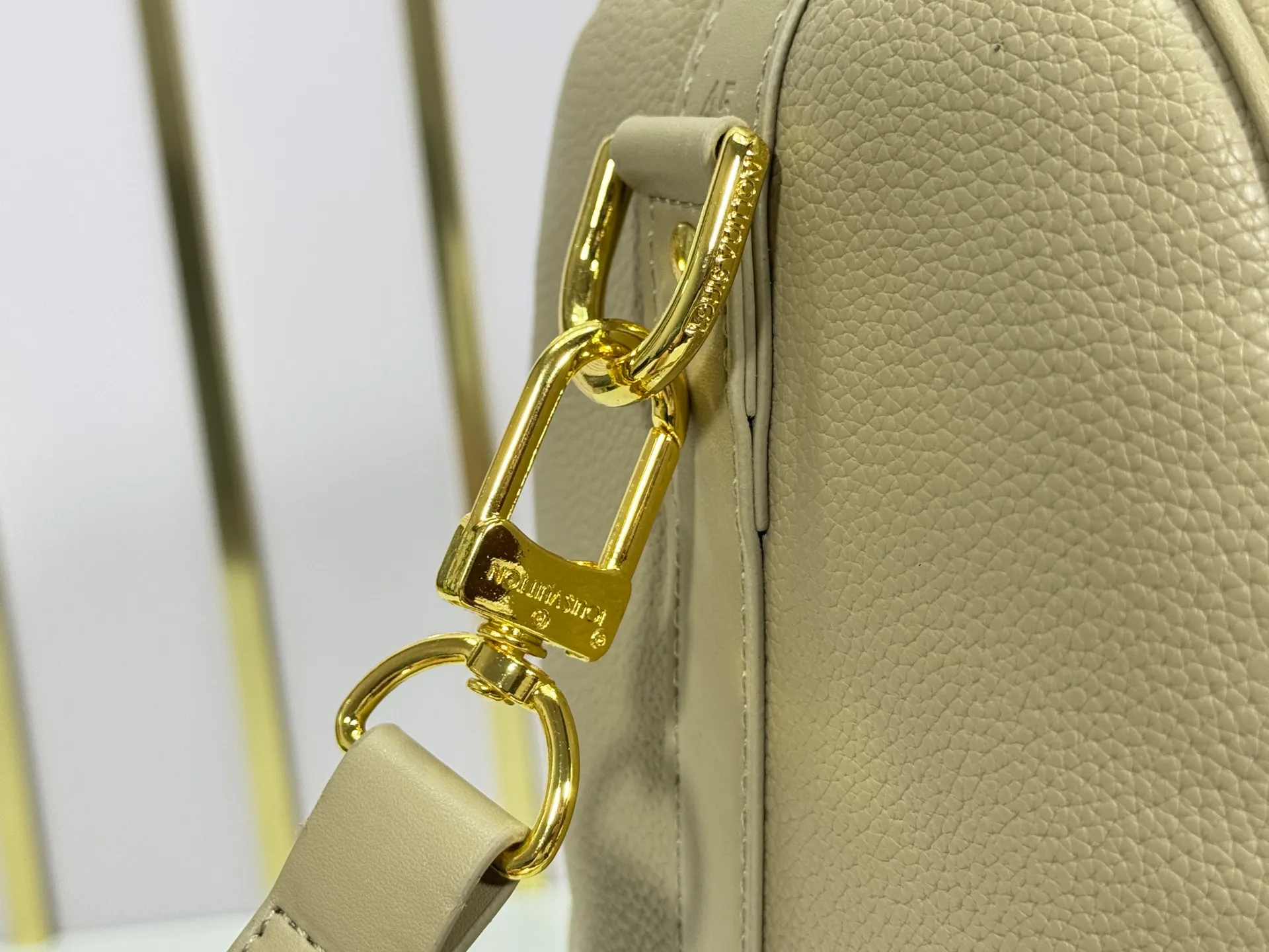 P340 upgrades the original M46670 black M46671 green. This Keepall Bandoulière 45 is made of Monogram Empreinte embossed leather, presenting the elegant colors of large Monogram flowers and LV letters. Leather side straps, top handles and a detachable shoulder strap complement the metal hardware. Zippered interior pocket allows for neat storage. 45.0 x 27.0 x 20.0 cm (L x H x W) • Monogram Empreinte embossed leather • Cow leather trim • Microfiber lining • Metal hardware • Carry-on dimensions • Zipper closure • Internal zip pocket • Generous capacity • Removable leather name tag • Shoulder strap: removable, adjustable • Half-length strap: 36.0 cm • Half-length strap adjustable to: 50.0 cm • Handle: Double handle