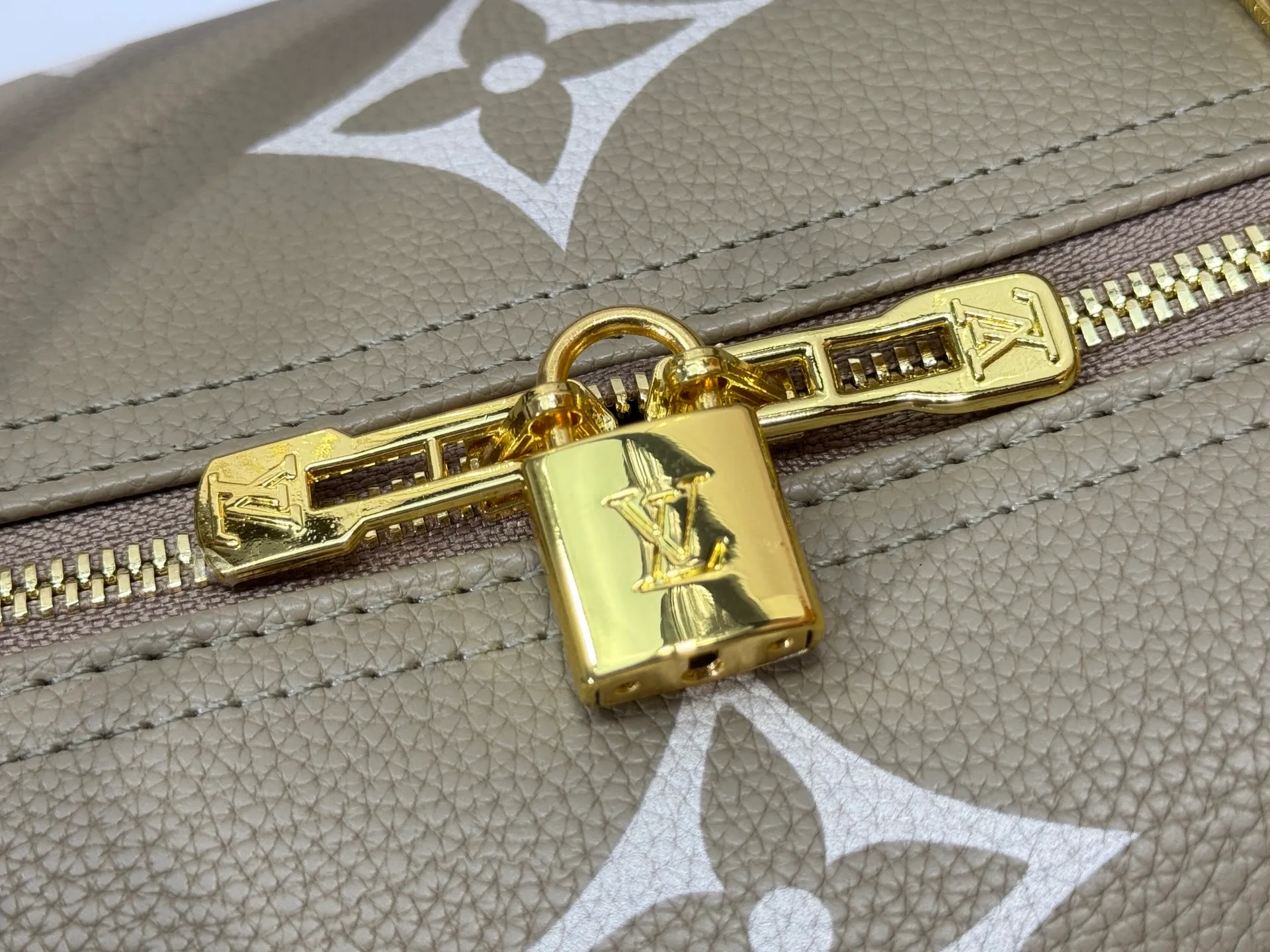 P340 upgrades the original M46670 black M46671 green. This Keepall Bandoulière 45 is made of Monogram Empreinte embossed leather, presenting the elegant colors of large Monogram flowers and LV letters. Leather side straps, top handles and a detachable shoulder strap complement the metal hardware. Zippered interior pocket allows for neat storage. 45.0 x 27.0 x 20.0 cm (L x H x W) • Monogram Empreinte embossed leather • Cow leather trim • Microfiber lining • Metal hardware • Carry-on dimensions • Zipper closure • Internal zip pocket • Generous capacity • Removable leather name tag • Shoulder strap: removable, adjustable • Half-length strap: 36.0 cm • Half-length strap adjustable to: 50.0 cm • Handle: Double handle
