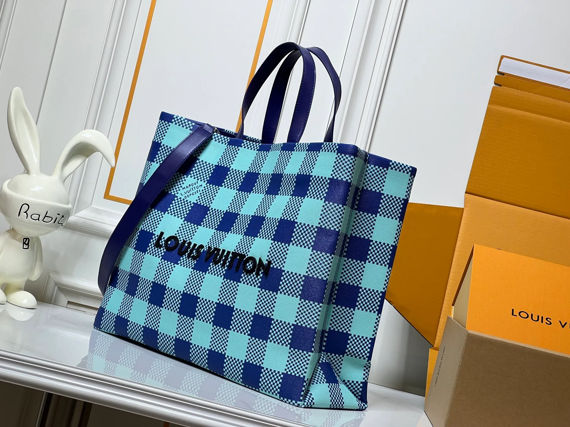 Batch 320💰M24457 blue grid, yellow grid, gradient blue, presbyopic grid, purple. Grass green pink black orange blue green gray presbyopia plaid black crocodile pattern orange crocodile pattern This medium Shopper bag is inspired by the Louis Vuitton shopping bag, with the words Louis Vuitton and Maison Fondée En 1854 written in soft calfskin, with top handles and a detachable shoulder strap. Dimensions: 42x34x16cm