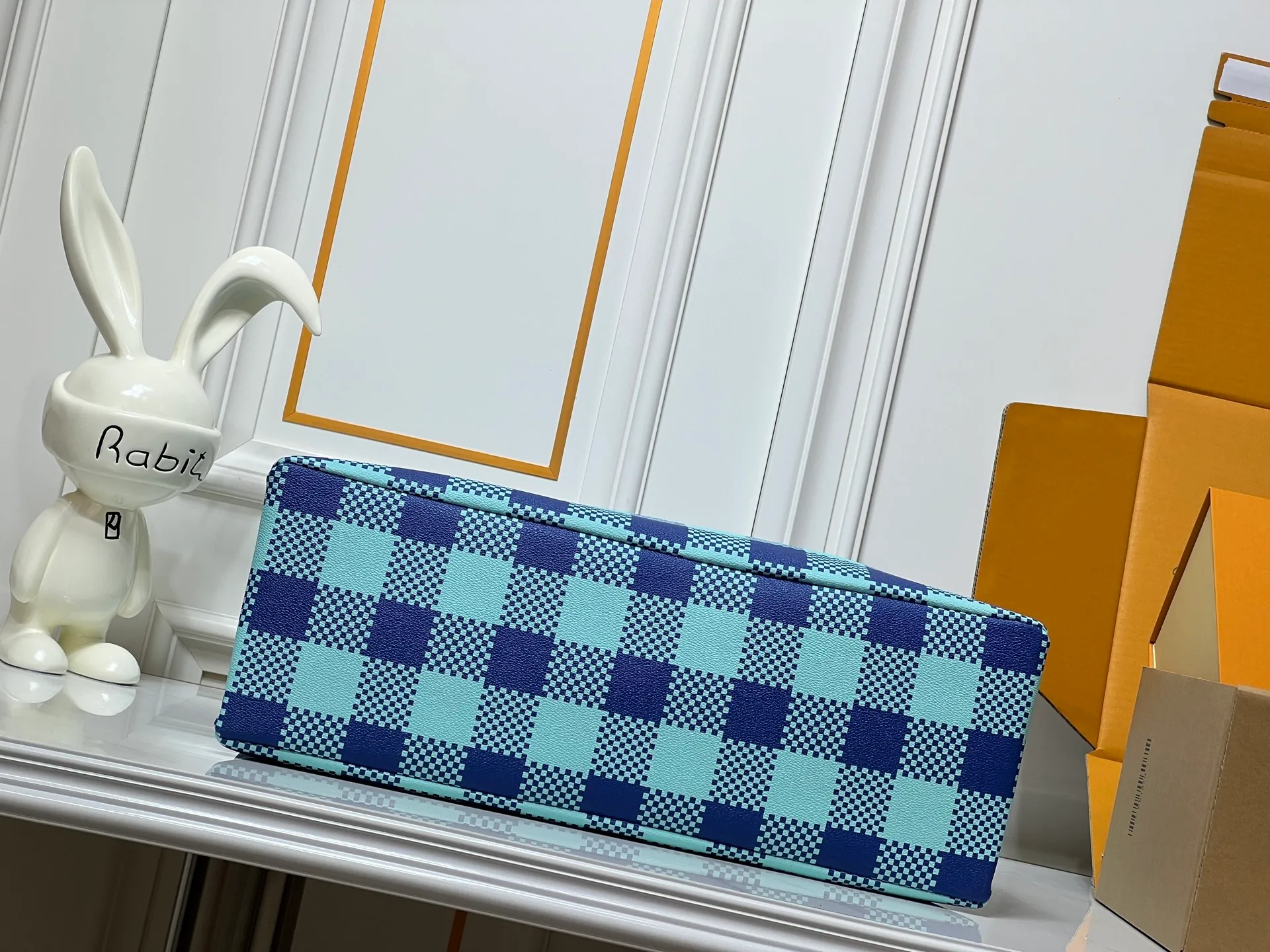 Batch 320💰M24457 blue grid, yellow grid, gradient blue, presbyopic grid, purple. Grass green pink black orange blue green gray presbyopia plaid black crocodile pattern orange crocodile pattern This medium Shopper bag is inspired by the Louis Vuitton shopping bag, with the words Louis Vuitton and Maison Fondée En 1854 written in soft calfskin, with top handles and a detachable shoulder strap. Dimensions: 42x34x16cm