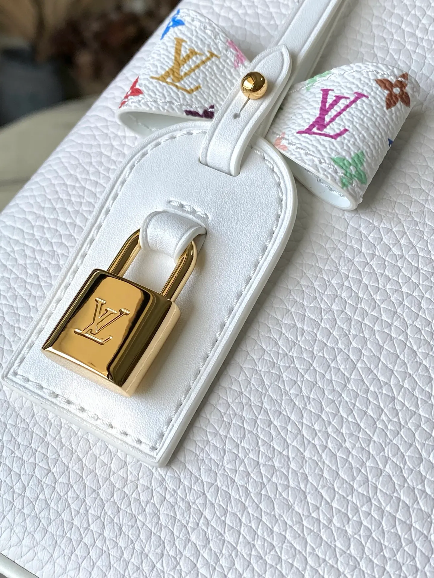 💰2360 "Special Original Leather" M13253 Small Size This Capucines handbag is from the Louis Vuitton x Murakami reissue series, using Taurillon cow leather to interpret the classic design. The LV letters and detachable Monogram strap are dipped in bright hues, a nod to the artist’s signature iridescent brushwork. The bow-shaped key holder and padlock decoration add sophisticated details, and the interior compartments and multiple pockets can easily store your daily needs. Dimensions: 27 × 17.3 × 9 cm