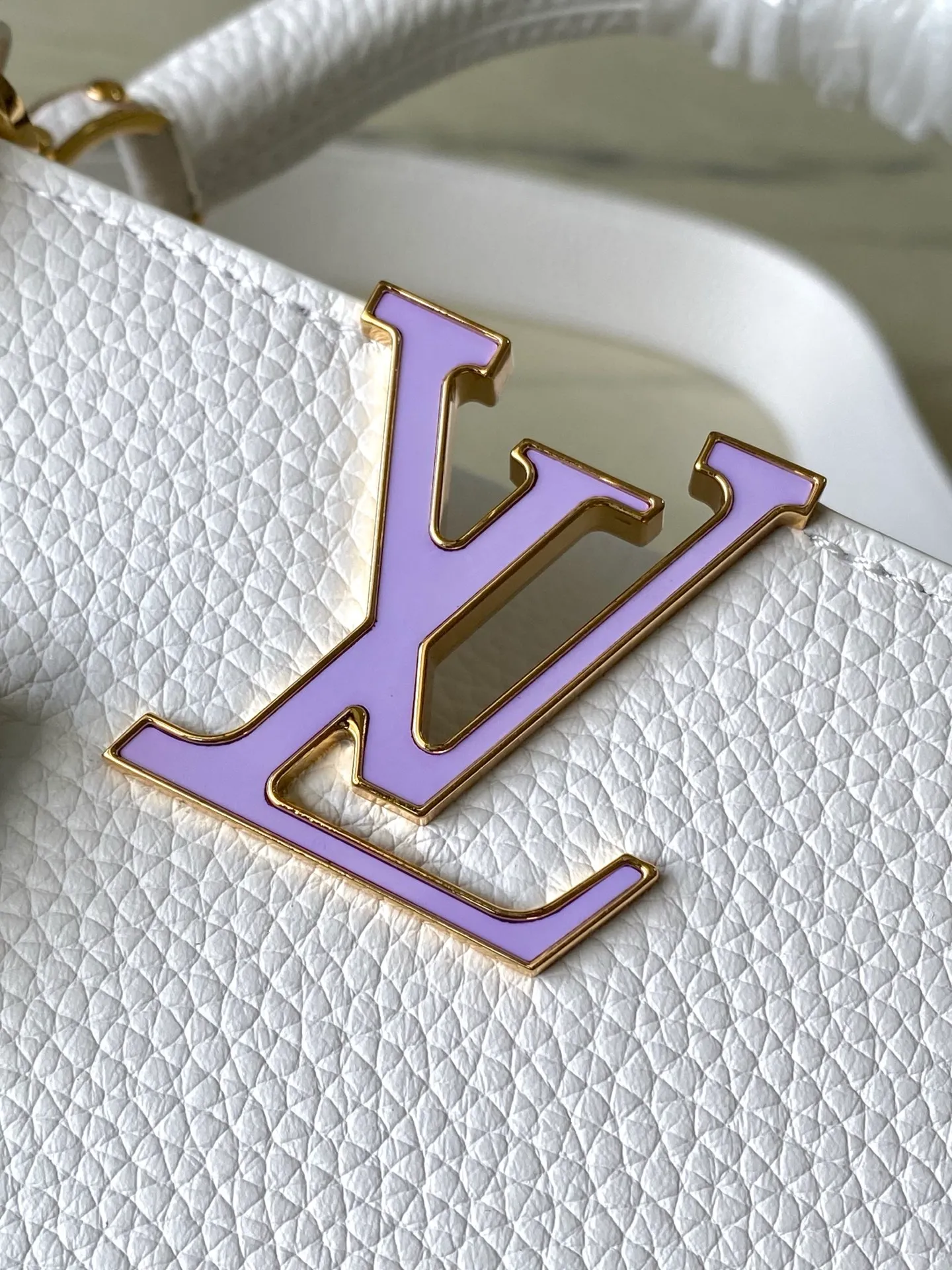 💰2360 "Special Original Leather" M13253 Small Size This Capucines handbag is from the Louis Vuitton x Murakami reissue series, using Taurillon cow leather to interpret the classic design. The LV letters and detachable Monogram strap are dipped in bright hues, a nod to the artist’s signature iridescent brushwork. The bow-shaped key holder and padlock decoration add sophisticated details, and the interior compartments and multiple pockets can easily store your daily needs. Dimensions: 27 × 17.3 × 9 cm