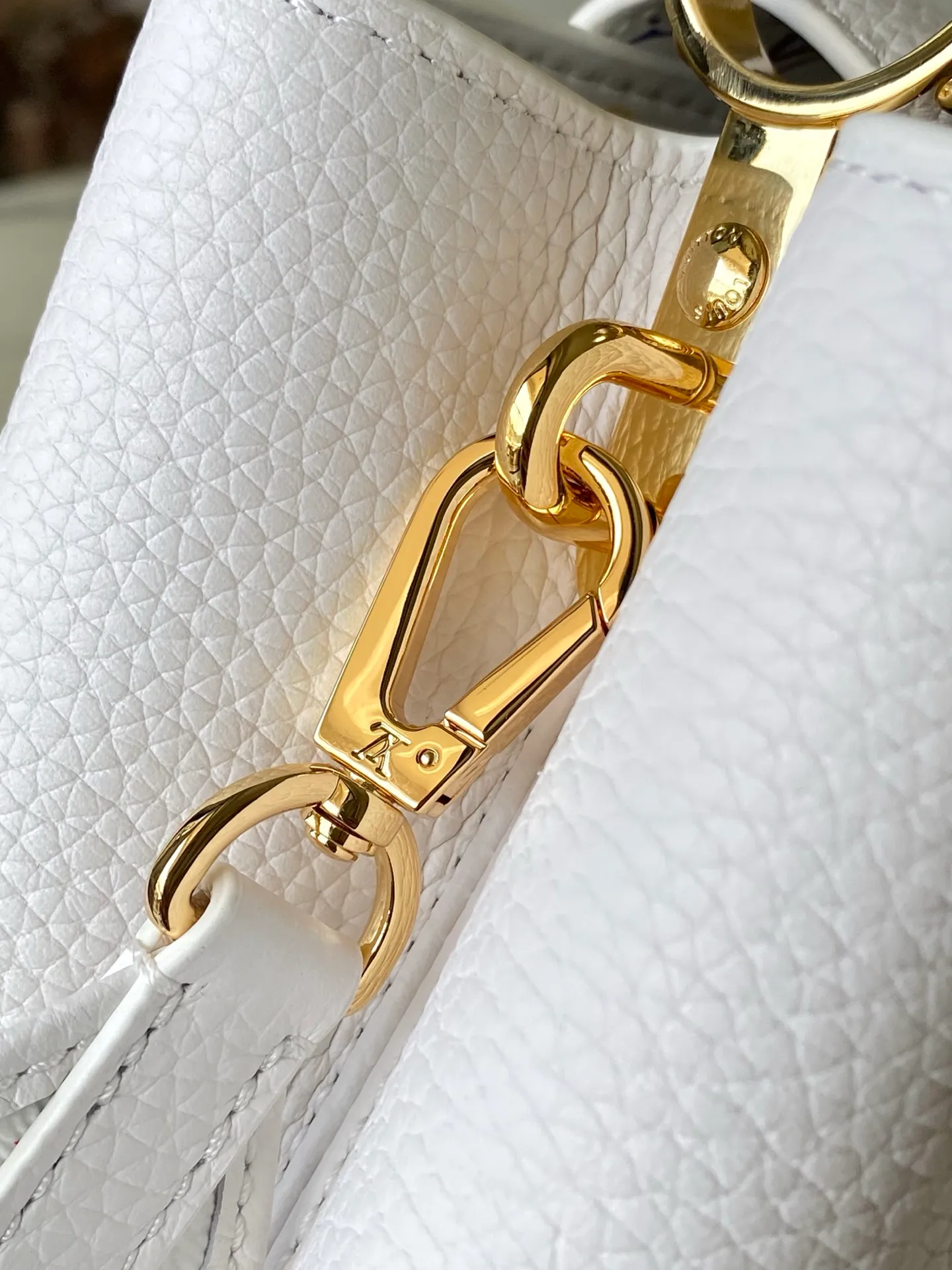 💰2360 "Special Original Leather" M13253 Small Size This Capucines handbag is from the Louis Vuitton x Murakami reissue series, using Taurillon cow leather to interpret the classic design. The LV letters and detachable Monogram strap are dipped in bright hues, a nod to the artist’s signature iridescent brushwork. The bow-shaped key holder and padlock decoration add sophisticated details, and the interior compartments and multiple pockets can easily store your daily needs. Dimensions: 27 × 17.3 × 9 cm