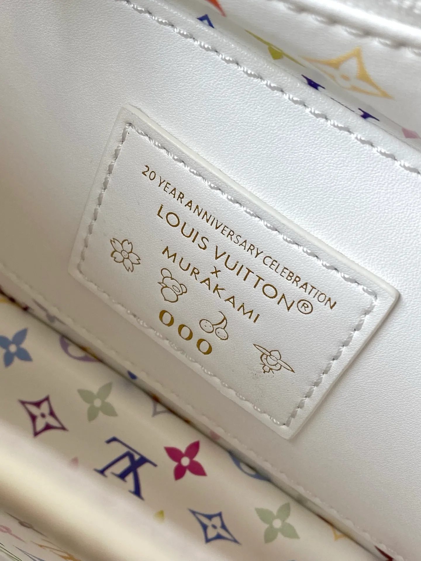 💰2360 "Special Original Leather" M13253 Small Size This Capucines handbag is from the Louis Vuitton x Murakami reissue series, using Taurillon cow leather to interpret the classic design. The LV letters and detachable Monogram strap are dipped in bright hues, a nod to the artist’s signature iridescent brushwork. The bow-shaped key holder and padlock decoration add sophisticated details, and the interior compartments and multiple pockets can easily store your daily needs. Dimensions: 27 × 17.3 × 9 cm