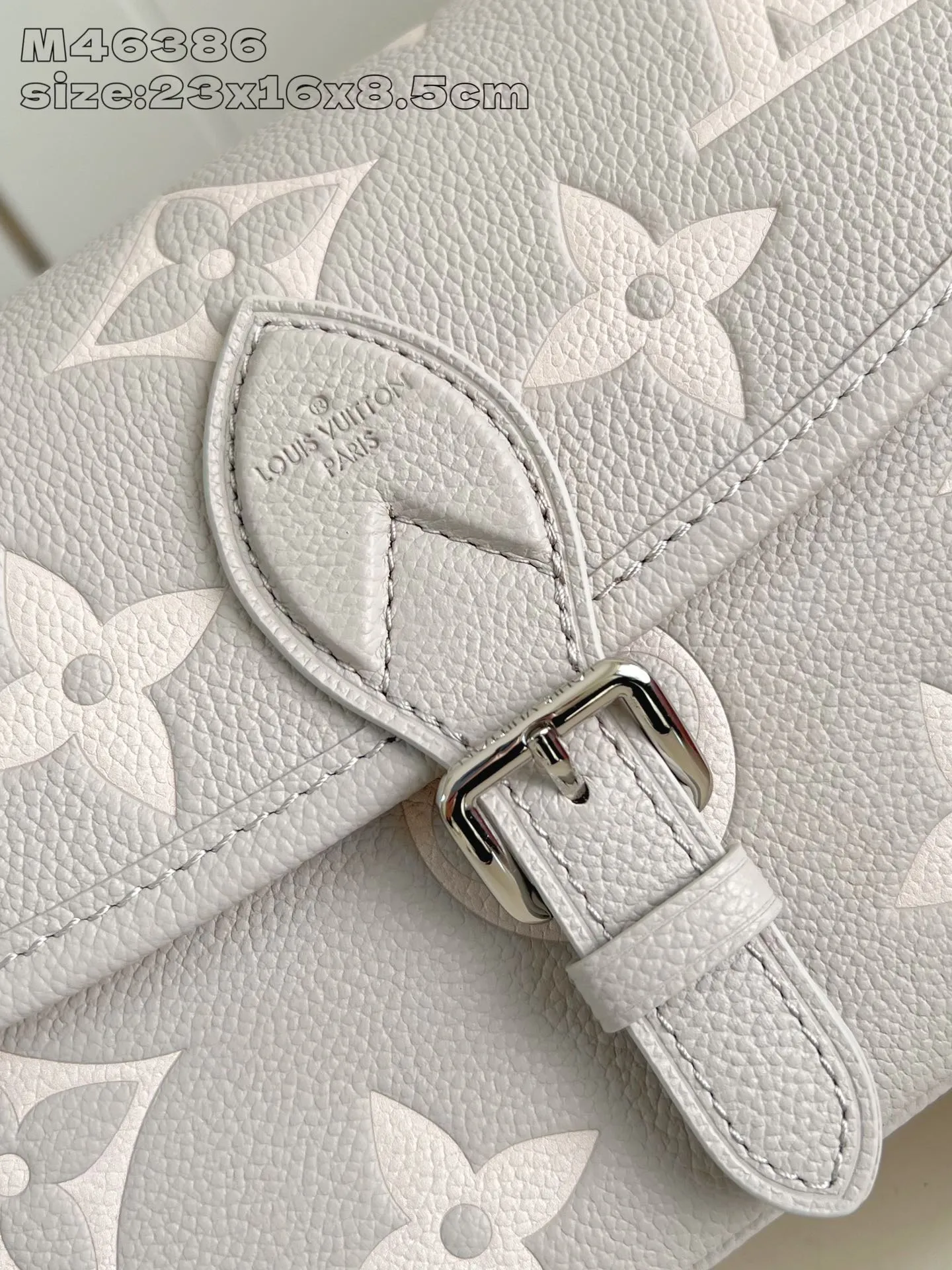 💰1040 (top layer leather) top original order [Exclusive real shot M46386 taro purple silk screen printing] M14214 This Diane handbag is made of Louis Vuitton's classic Monogram Empreinte embossed leather. The brand logo is woven into the detachable wide jacquard shoulder strap. In addition to the detachable leather shoulder strap, a crossbody option is added, which can flexibly match the elegant style or dynamic style. Detailed features 23 x 16 x 8.5 cm (length x height x width)