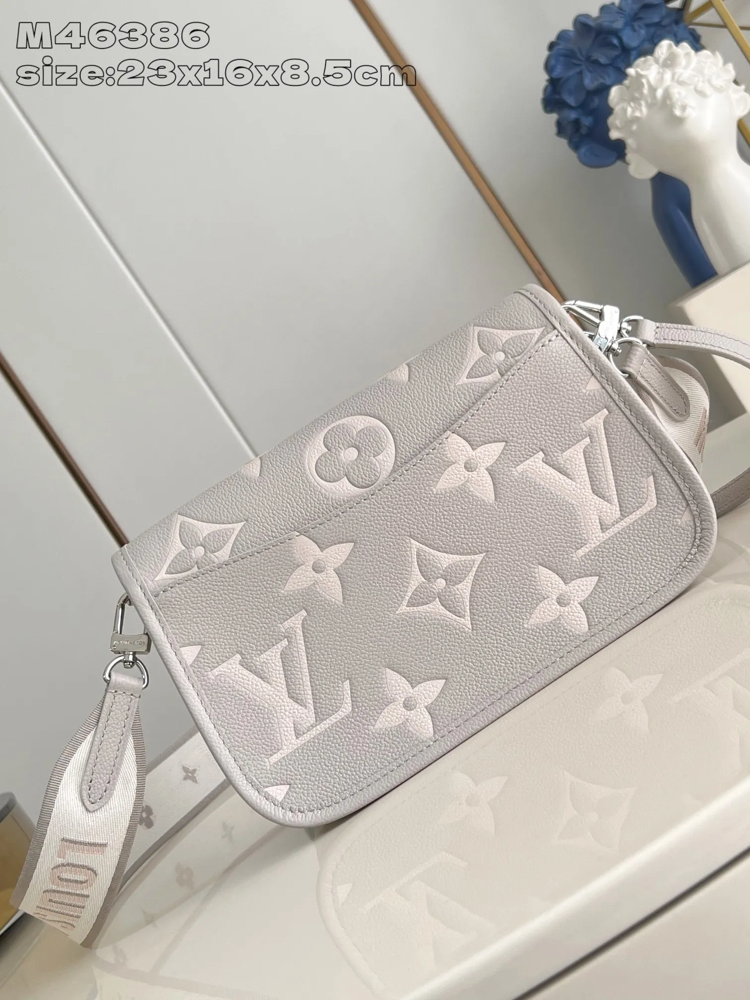 💰1040 (top layer leather) top original order [Exclusive real shot M46386 taro purple silk screen printing] M14214 This Diane handbag is made of Louis Vuitton's classic Monogram Empreinte embossed leather. The brand logo is woven into the detachable wide jacquard shoulder strap. In addition to the detachable leather shoulder strap, a crossbody option is added, which can flexibly match the elegant style or dynamic style. Detailed features 23 x 16 x 8.5 cm (length x height x width)