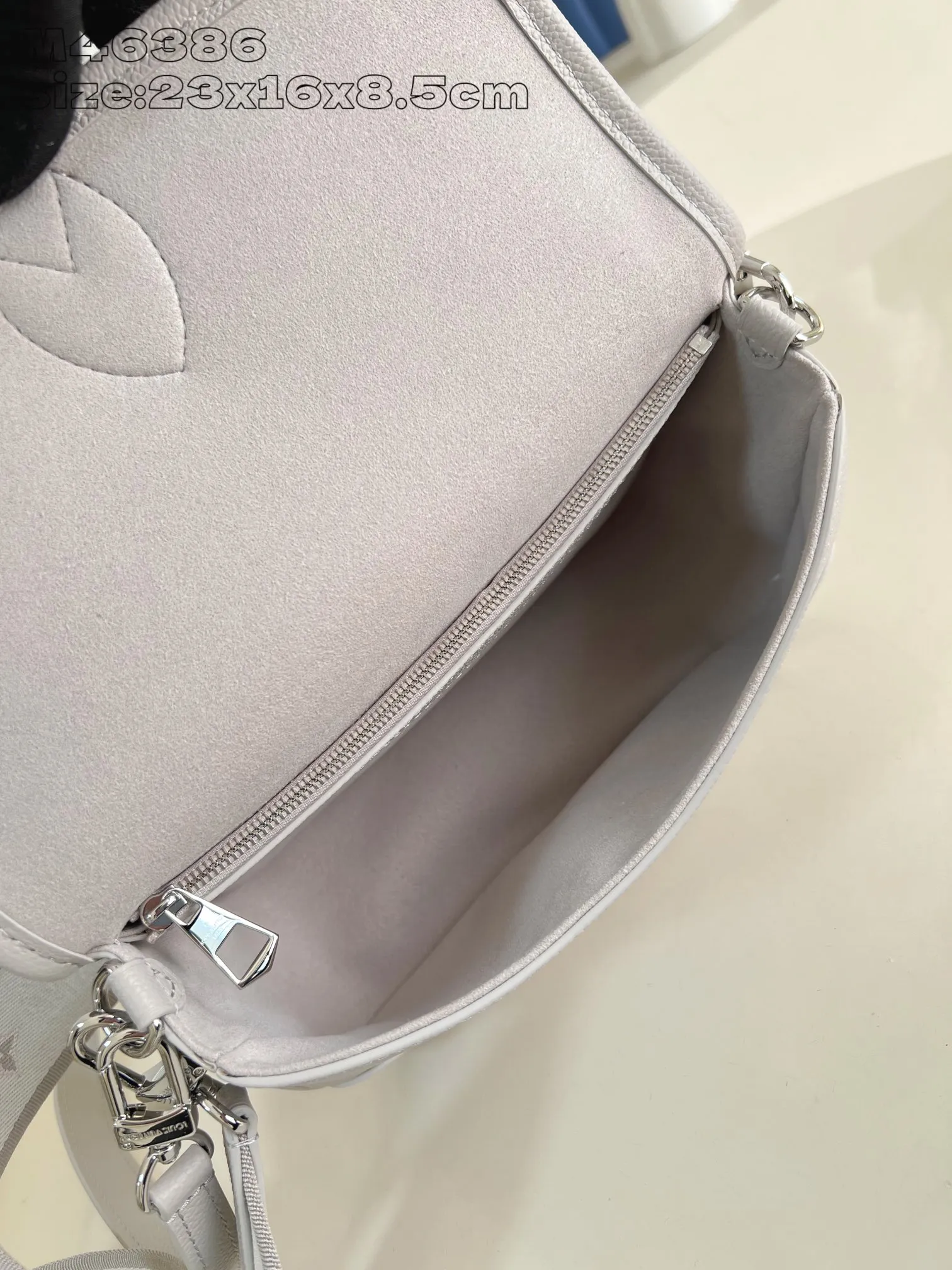💰1040 (top layer leather) top original order [Exclusive real shot M46386 taro purple silk screen printing] M14214 This Diane handbag is made of Louis Vuitton's classic Monogram Empreinte embossed leather. The brand logo is woven into the detachable wide jacquard shoulder strap. In addition to the detachable leather shoulder strap, a crossbody option is added, which can flexibly match the elegant style or dynamic style. Detailed features 23 x 16 x 8.5 cm (length x height x width)