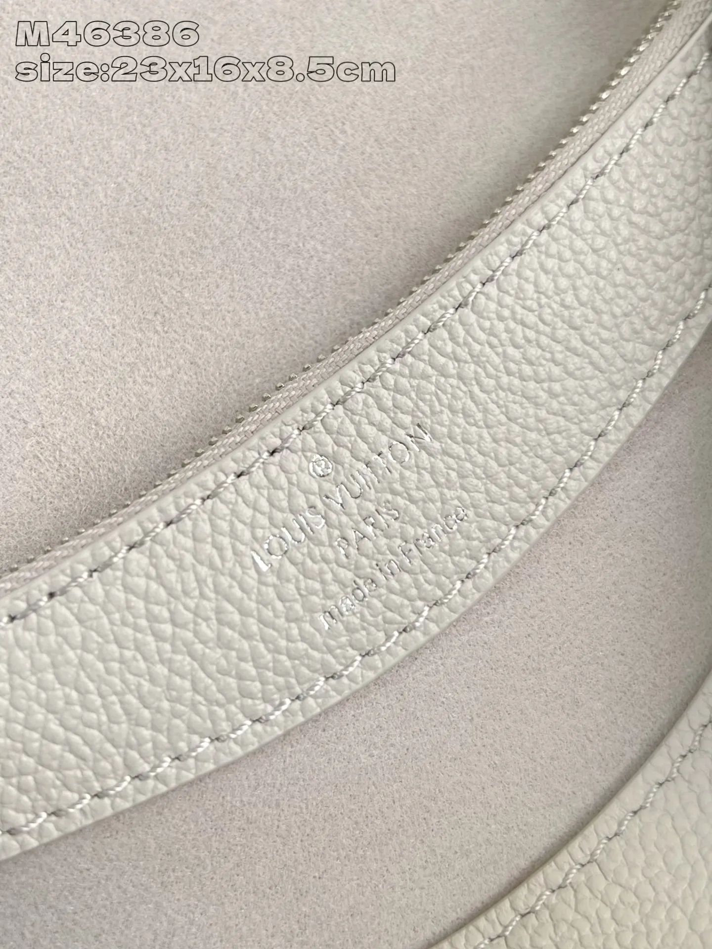 💰1040 (top layer leather) top original order [Exclusive real shot M46386 taro purple silk screen printing] M14214 This Diane handbag is made of Louis Vuitton's classic Monogram Empreinte embossed leather. The brand logo is woven into the detachable wide jacquard shoulder strap. In addition to the detachable leather shoulder strap, a crossbody option is added, which can flexibly match the elegant style or dynamic style. Detailed features 23 x 16 x 8.5 cm (length x height x width)