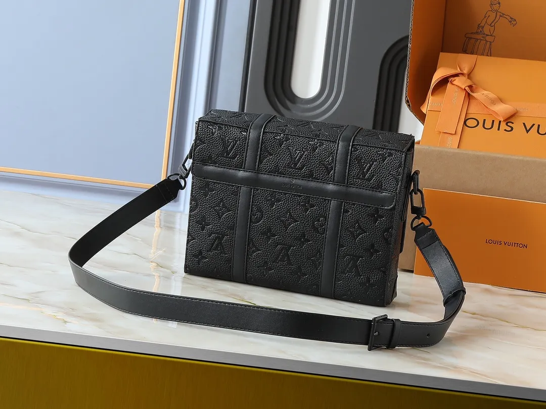 💰260💰 Upgraded from the original M57726 M45727 This compact rectangular trunk messenger bag is made of Monogram Eclipse canvas and continues the brand’s classic hard box elements such as matte black rivets and reinforced black leather corners. Removable and adjustable strap for comfortable carrying. Dimensions: 24 x 18 x 5.5 cm