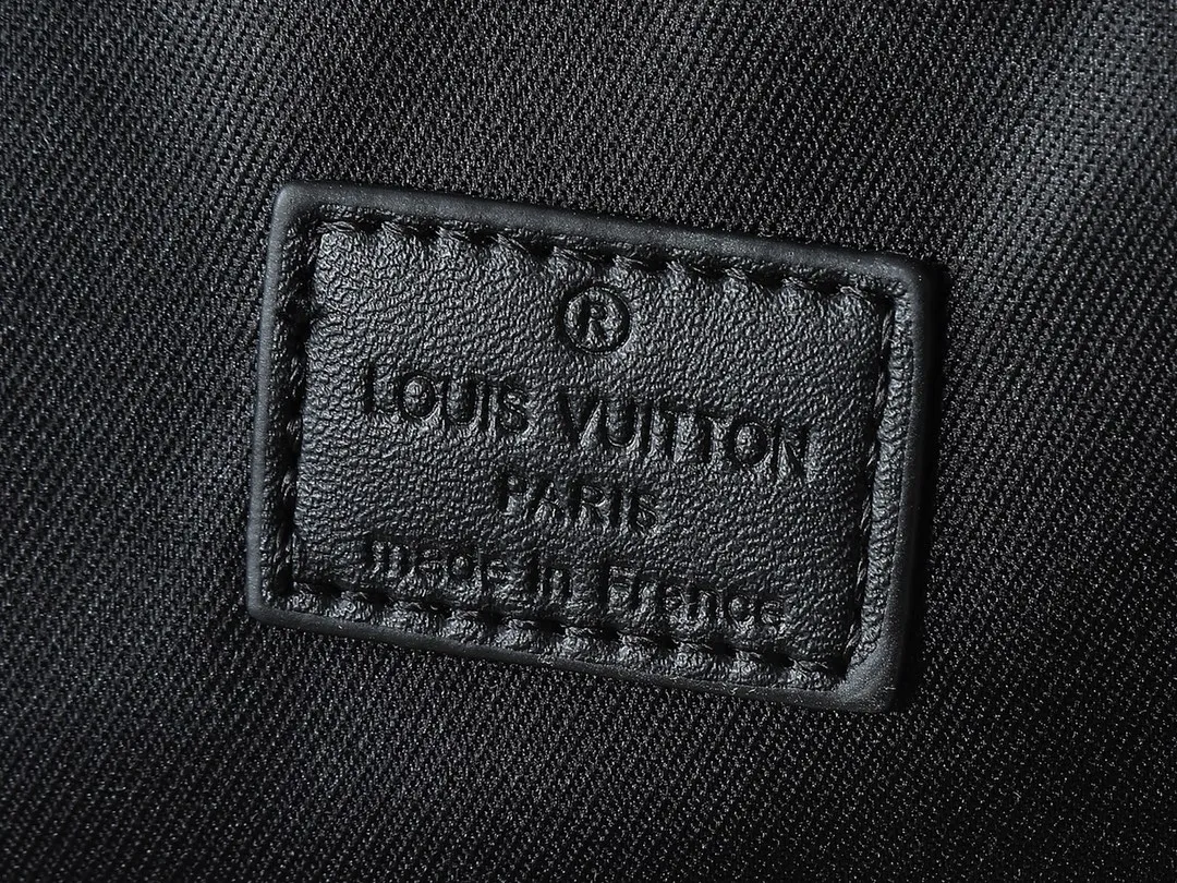 💰260💰 Upgraded from the original M57726 M45727 This compact rectangular trunk messenger bag is made of Monogram Eclipse canvas and continues the brand’s classic hard box elements such as matte black rivets and reinforced black leather corners. Removable and adjustable strap for comfortable carrying. Dimensions: 24 x 18 x 5.5 cm