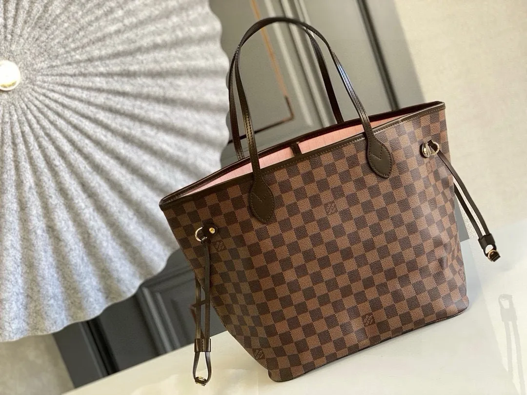 💰760 (Medium Steel Nail) Top Original N41603 NEVERFULL Medium Handbag The legendary Neverfull handbag can always meet your various needs for handbags. It has a large capacity but is not bulky. It is stiff and soft to the touch, making it suitable for home and travel. Tighten the side ties and it instantly transforms into a stylish urban handbag. Loosen the straps and it transforms into a chic and practical handbag. The slender leather handle can be carried over the shoulder or between the arms. The model shown here is made of Damier Ebène canvas.  Detailed Features 31 x 28 x 14 cm (Length x Height x Width) Bag interior redesigned with vintage details inspired by the Louis Vuitton archives - Fabric-lined interior pocket Removable zip clutch with matching interior Natural cowhide leather trim Shiny gold-tone brass hardware Handles: Double handle