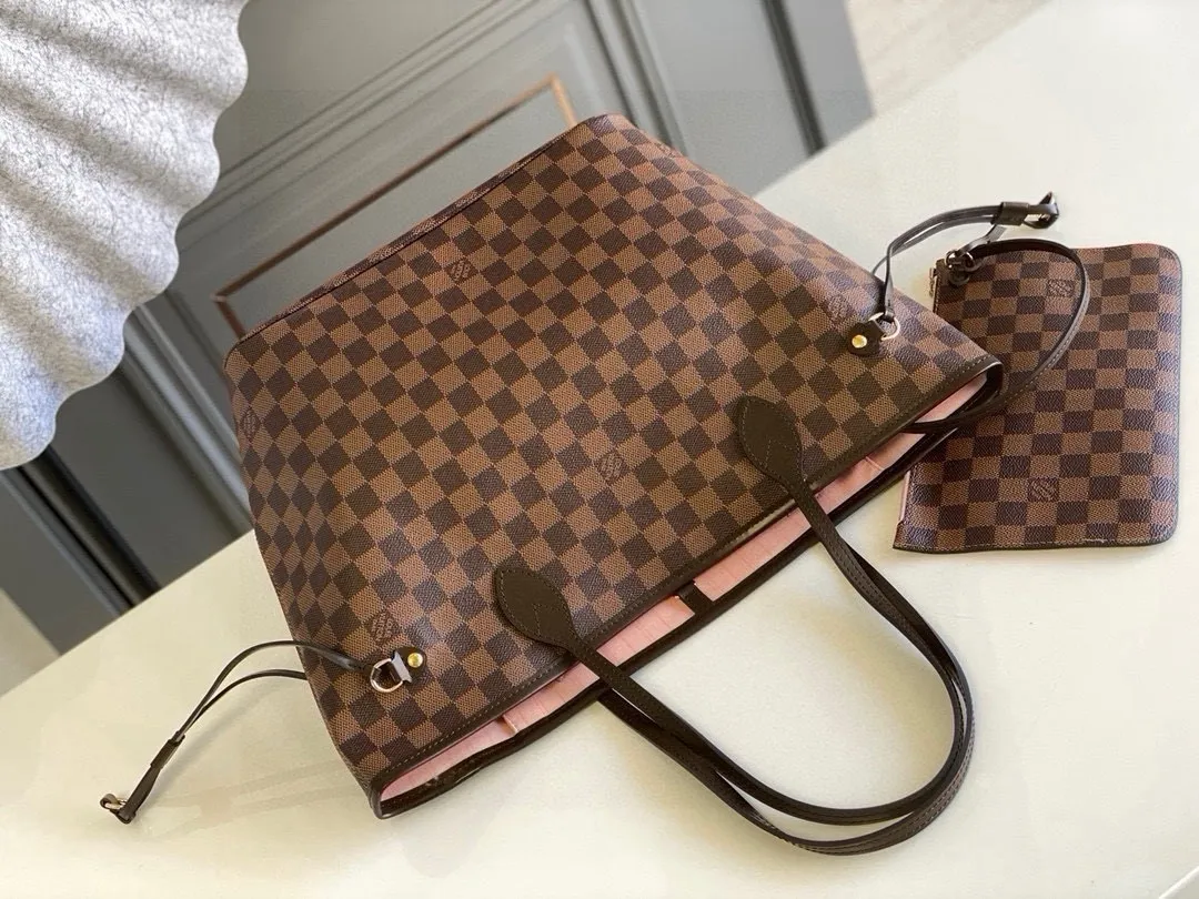 💰760 (Medium Steel Nail) Top Original N41603 NEVERFULL Medium Handbag The legendary Neverfull handbag can always meet your various needs for handbags. It has a large capacity but is not bulky. It is stiff and soft to the touch, making it suitable for home and travel. Tighten the side ties and it instantly transforms into a stylish urban handbag. Loosen the straps and it transforms into a chic and practical handbag. The slender leather handle can be carried over the shoulder or between the arms. The model shown here is made of Damier Ebène canvas.  Detailed Features 31 x 28 x 14 cm (Length x Height x Width) Bag interior redesigned with vintage details inspired by the Louis Vuitton archives - Fabric-lined interior pocket Removable zip clutch with matching interior Natural cowhide leather trim Shiny gold-tone brass hardware Handles: Double handle