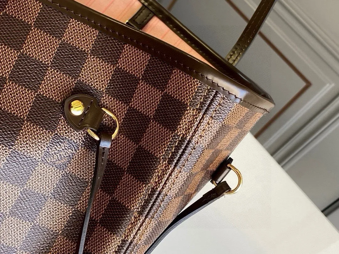 💰760 (Medium Steel Nail) Top Original N41603 NEVERFULL Medium Handbag The legendary Neverfull handbag can always meet your various needs for handbags. It has a large capacity but is not bulky. It is stiff and soft to the touch, making it suitable for home and travel. Tighten the side ties and it instantly transforms into a stylish urban handbag. Loosen the straps and it transforms into a chic and practical handbag. The slender leather handle can be carried over the shoulder or between the arms. The model shown here is made of Damier Ebène canvas.  Detailed Features 31 x 28 x 14 cm (Length x Height x Width) Bag interior redesigned with vintage details inspired by the Louis Vuitton archives - Fabric-lined interior pocket Removable zip clutch with matching interior Natural cowhide leather trim Shiny gold-tone brass hardware Handles: Double handle