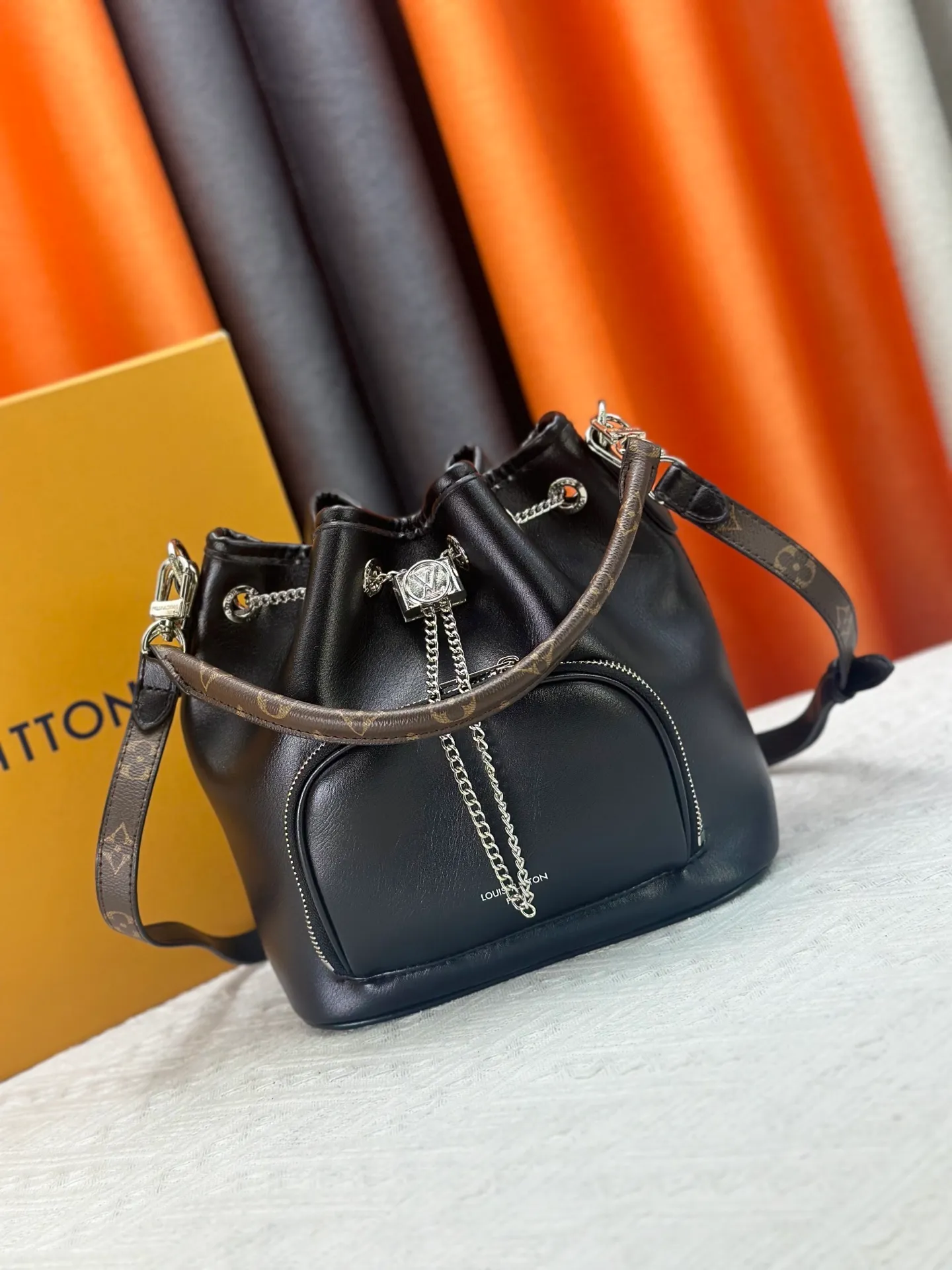 P300 upgrades the original M14377 No Way handbag from the LV Vibe series. It is made of sheep leather with shiny metal parts, renewing the classic Noé handbag elements with a modern rock style. The LV Circle sliding trim makes it easy to adjust the opening, and the zippered front pocket can be used to store keys and cosmetics. Dimensions: 22.5 x 15.5 x 24 cm (height x width x length)