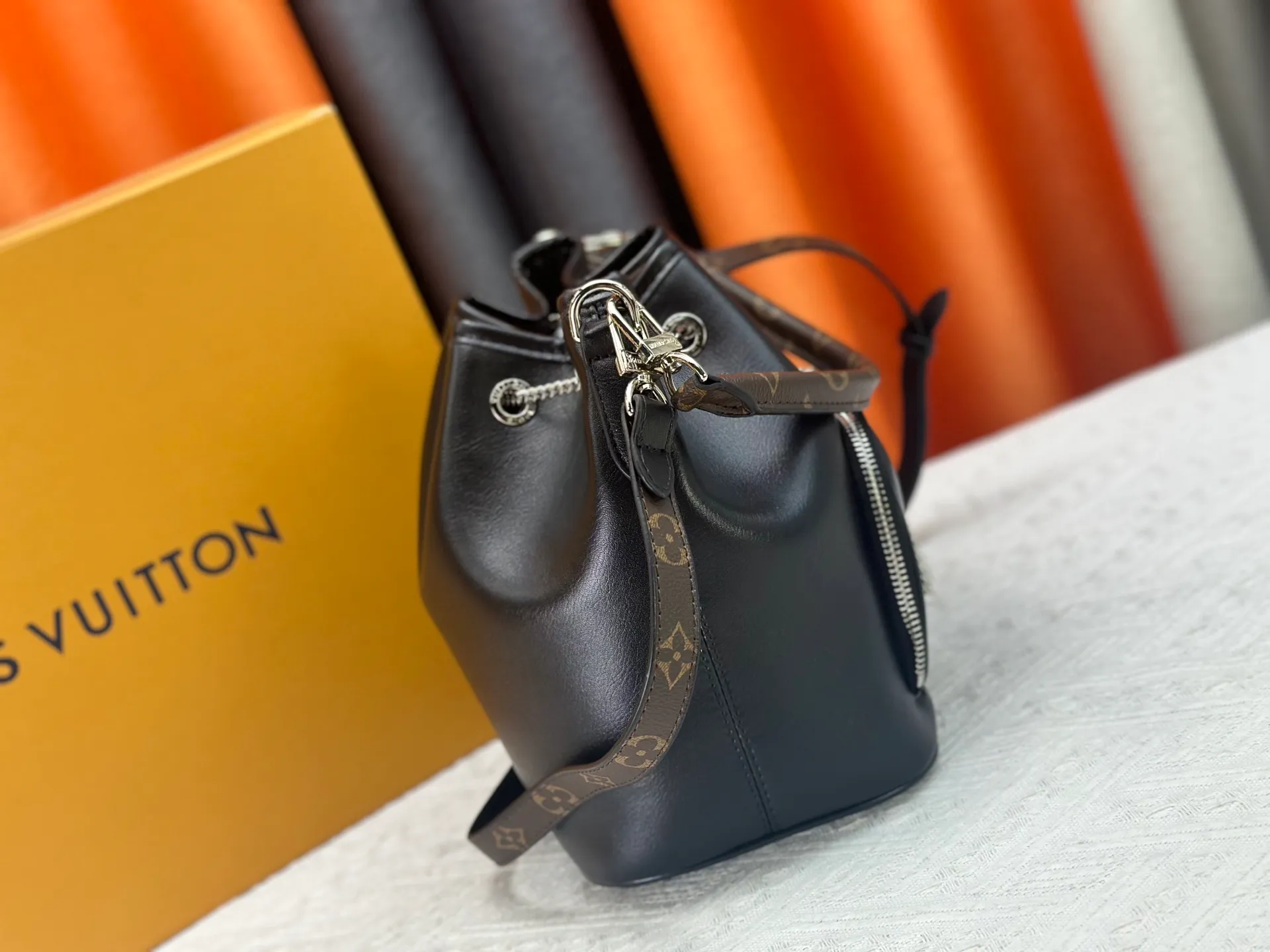 P300 upgrades the original M14377 No Way handbag from the LV Vibe series. It is made of sheep leather with shiny metal parts, renewing the classic Noé handbag elements with a modern rock style. The LV Circle sliding trim makes it easy to adjust the opening, and the zippered front pocket can be used to store keys and cosmetics. Dimensions: 22.5 x 15.5 x 24 cm (height x width x length)