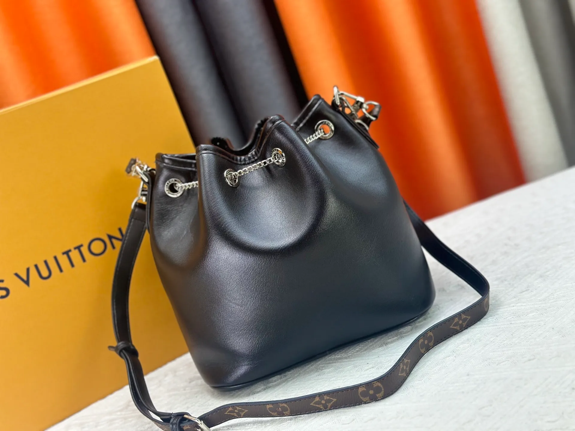 P300 upgrades the original M14377 No Way handbag from the LV Vibe series. It is made of sheep leather with shiny metal parts, renewing the classic Noé handbag elements with a modern rock style. The LV Circle sliding trim makes it easy to adjust the opening, and the zippered front pocket can be used to store keys and cosmetics. Dimensions: 22.5 x 15.5 x 24 cm (height x width x length)