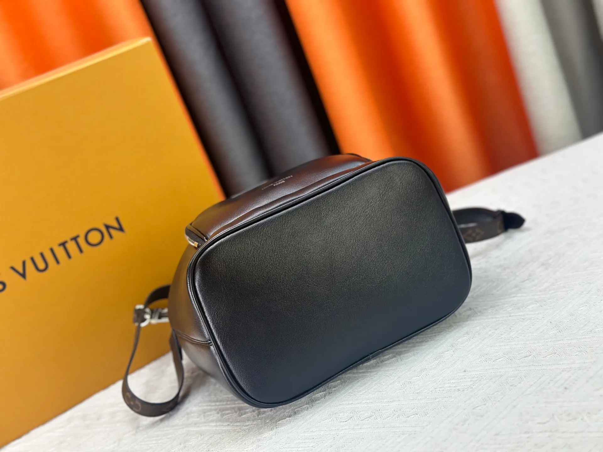 P300 upgrades the original M14377 No Way handbag from the LV Vibe series. It is made of sheep leather with shiny metal parts, renewing the classic Noé handbag elements with a modern rock style. The LV Circle sliding trim makes it easy to adjust the opening, and the zippered front pocket can be used to store keys and cosmetics. Dimensions: 22.5 x 15.5 x 24 cm (height x width x length)