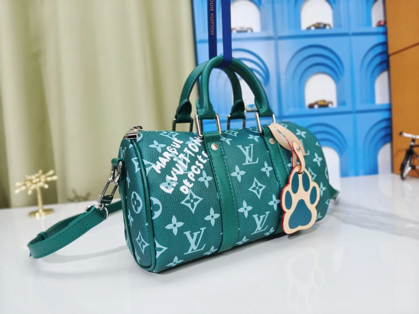 P260 upgraded original M46271 black flower M11645 gray flower blue, M11996 embossed blue M13166 yellow M12684 green pillow bag. This Keepall 25 handbag is made of Monogram Eclipse Reverse canvas, showing an elegant reinterpretation of Louis Vuitton's classic pattern. The reinforced straps and leather nameplate continue the iconic elements of the Keepall series, and the zipper closure keeps personal items safe and secure. Dimensions: 25.0 x 15.0 x 11.0cm (Length x Height x Width)