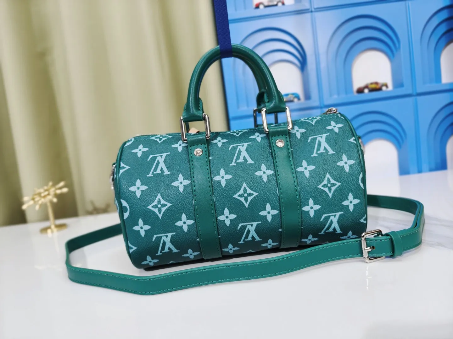 P260 upgraded original M46271 black flower M11645 gray flower blue, M11996 embossed blue M13166 yellow M12684 green pillow bag. This Keepall 25 handbag is made of Monogram Eclipse Reverse canvas, showing an elegant reinterpretation of Louis Vuitton's classic pattern. The reinforced straps and leather nameplate continue the iconic elements of the Keepall series, and the zipper closure keeps personal items safe and secure. Dimensions: 25.0 x 15.0 x 11.0cm (Length x Height x Width)