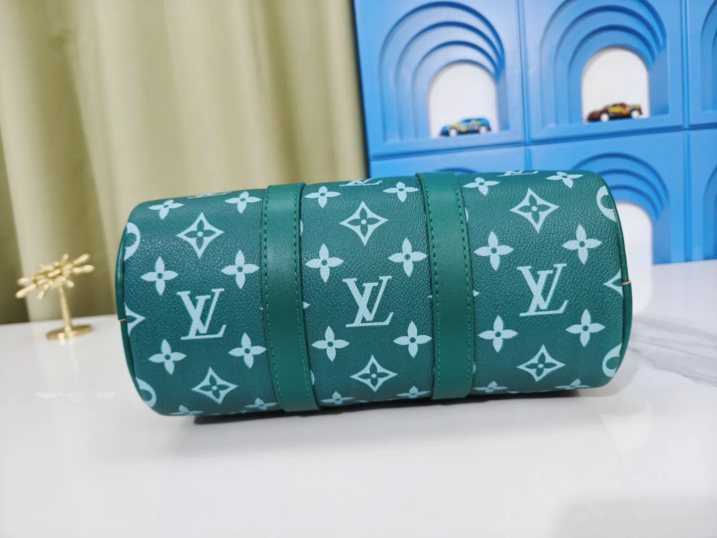 P260 upgraded original M46271 black flower M11645 gray flower blue, M11996 embossed blue M13166 yellow M12684 green pillow bag. This Keepall 25 handbag is made of Monogram Eclipse Reverse canvas, showing an elegant reinterpretation of Louis Vuitton's classic pattern. The reinforced straps and leather nameplate continue the iconic elements of the Keepall series, and the zipper closure keeps personal items safe and secure. Dimensions: 25.0 x 15.0 x 11.0cm (Length x Height x Width)